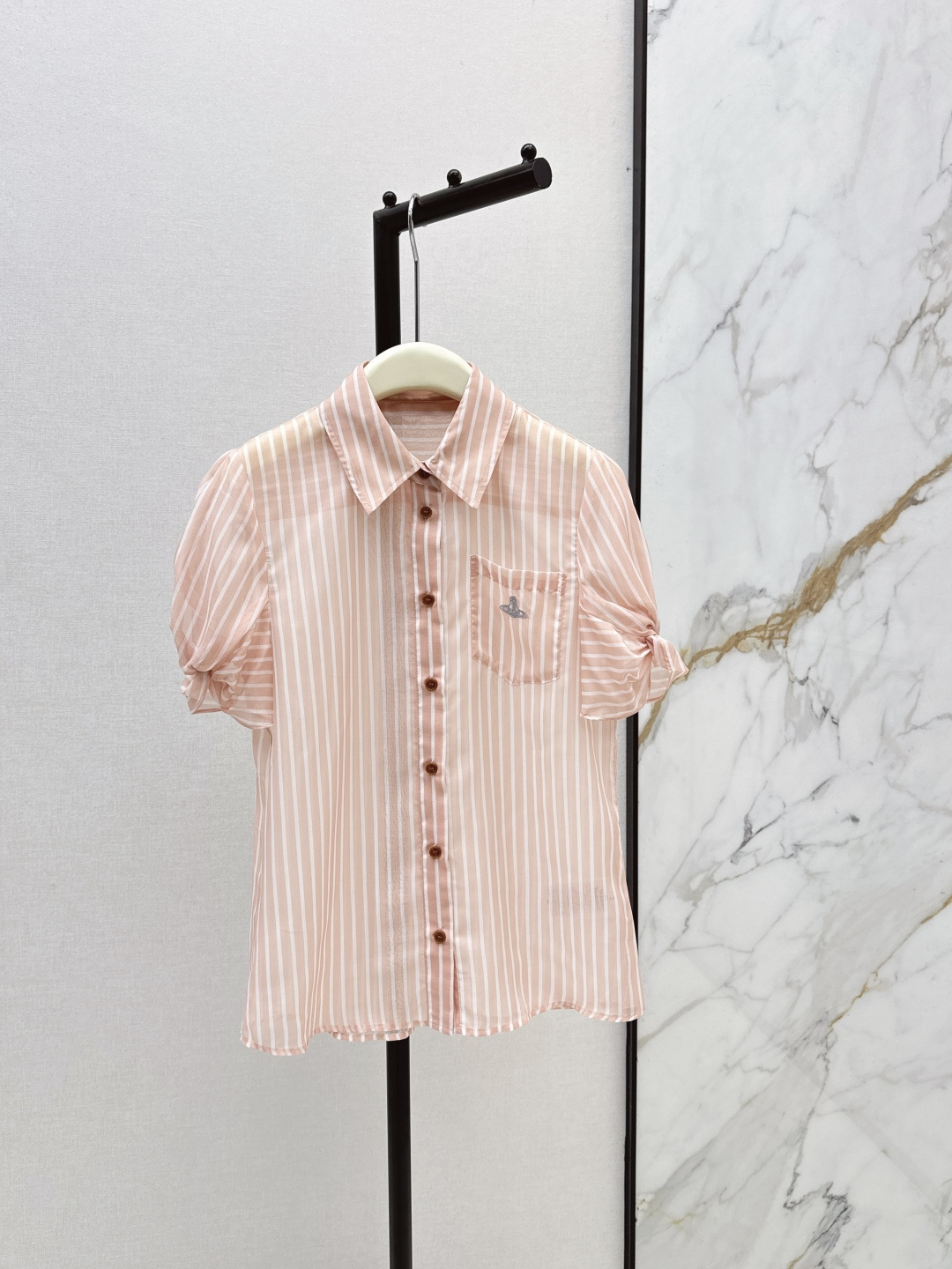NO:837538,Fashionable niche design 26Ss——The latest striped shirt for spring and summer is slightly see-through, fashionable and discreet. It has a cute style. The shape is easy to control for everyone~~~ The workmanship is exquisite and it will win the heart of fairies. It is soft and textured. Two colors are available for sale sml,, shirts,19860909时髦小众设计 26Ss———春夏最新款条纹衬衫微透视若隐若现时尚小心机 可A可乖的风格 版型属于谁都好驾驭～～～ 做工精致 得仙女心 柔软有质感 两色现货发售sml,,shirts,,Women's clothing