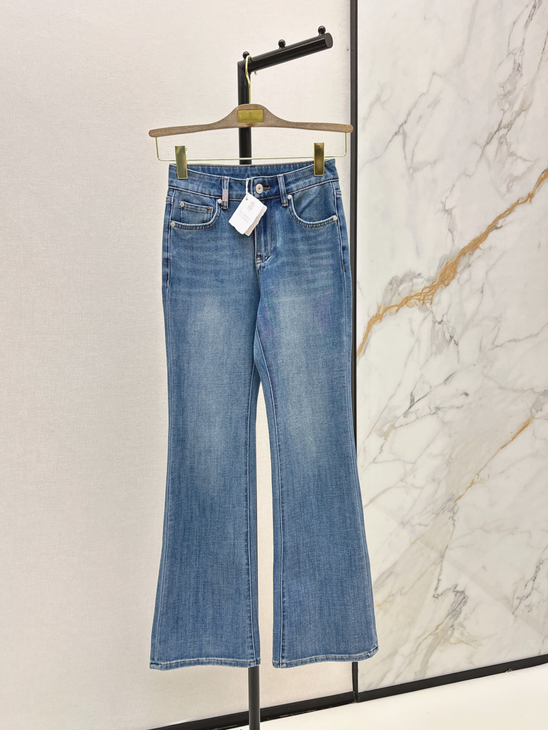 NO:837535,240L 26Ss————The latest style of spring and summer micro-flare versatile jeans with three-dimensional tailoring. All-round and refined to be worn by celebrities. The upper body is super covered and the body is slimming. The legs are super stretched. A great item to match. Simple. Wear it with a refreshing and fashionable sense of high-end. Daily elegance and fashion. Very versatile. The color is beautiful. The fabric is high-end and texture. A must-have for dates and shopping. One color ready for sale smlxl,,loro piana,jeans,19860909240L 26Ss————春夏最新款微喇百搭牛仔裤整件立体剪裁 全方位精致做明星穿搭 上身超级遮肉显瘦 超拉腿部比例 巨好搭配的单品 简简单单 穿出清爽时髦的高级感 日常优雅又时髦巨百搭 颜色很好看 面料高级又有质感 约会逛街必备 一色现货发售smlxl,,loro piana,jeans,,Women's clothing