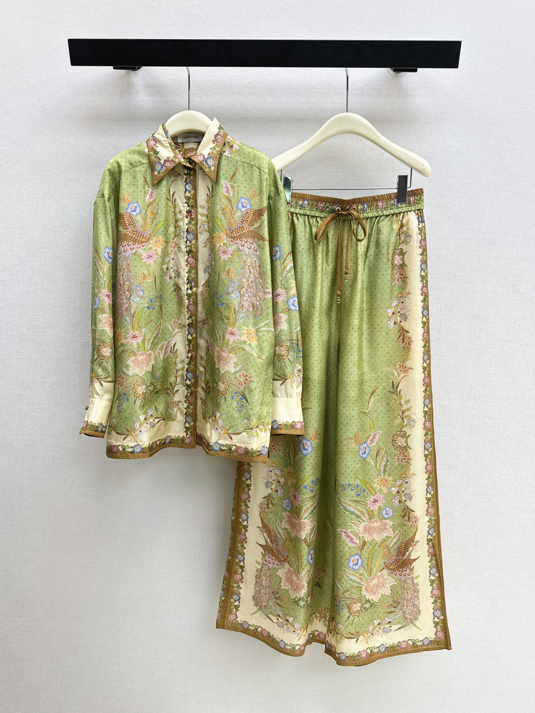 NO:837531,Zim 26Ss - the latest early spring vacation series romantic elastic waist trousers, original custom-made heavy silk fabric, palace style, age-reducing girl style, beautiful upper body, fairy-like and elegant white and rich beauty must-have item, one color ready for sale, smlxl top,, real silk,19860909Zim 26Ss———早春最新款度假系列浪漫松紧腰长裤原版定制重磅真丝面料 宫廷风减龄少女风 上身美的不要不要的 仙气优雅的白富美必备单品 一色现货发售smlxl 上衣,,real silk,,Women's clothing