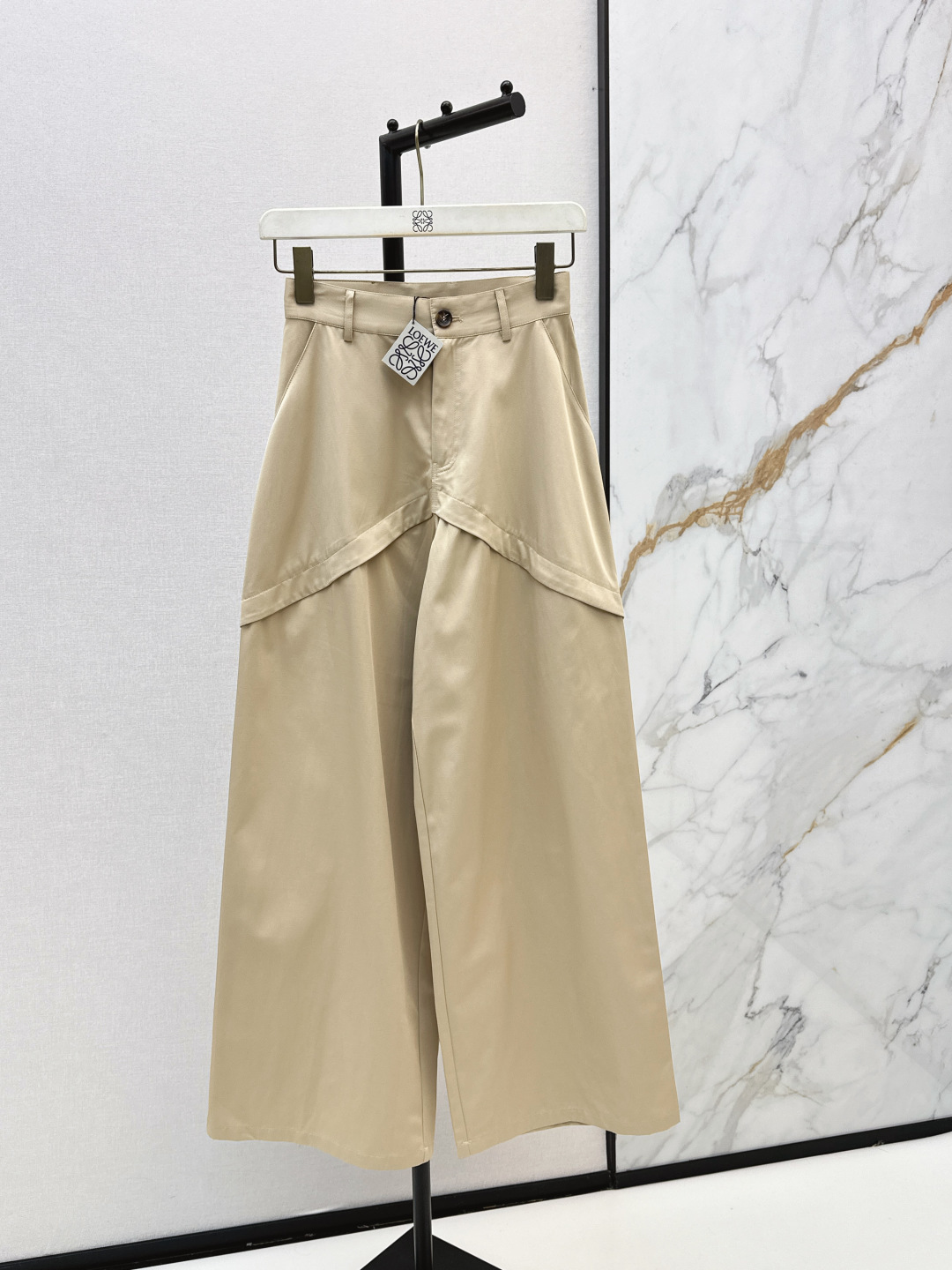 NO:837527,Loe 26Ss————The latest wide-leg trousers for spring and summer. Very fashionable and easy to wear. Versatile style. High-end customization. Casual and free. The texture is also good. Retro and fashionable. It can be controlled by all kinds of body shapes. One color ready for sale sml,, loewe,19860909Loe 26Ss————春夏最新款的阔腿长裤裤 时髦好穿度爆棚 风格百搭 高级定制 随性洒脱.质感也敲好 复古又时尚 各种身材都可以驾驭 一色现货发售sml,,loewe,,Women's clothing