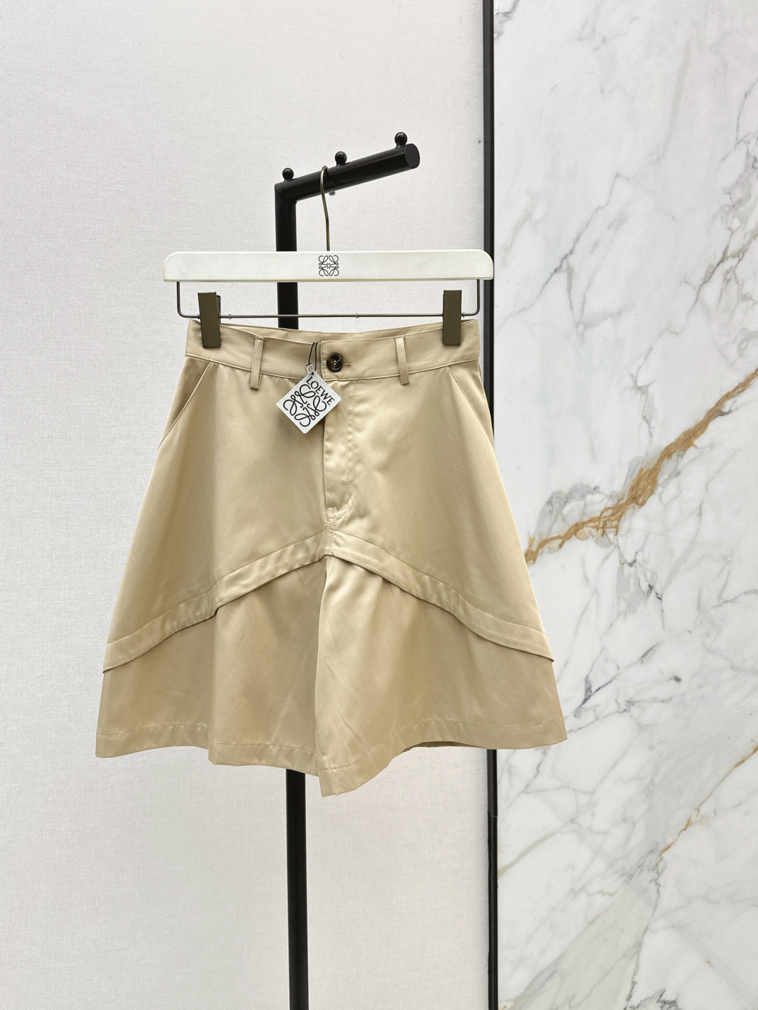 NO:837522,Loe 26Ss - the latest wide-leg mid-pants for spring and summer. Very fashionable and easy to wear. Versatile style. High-end customization. Casual and free. The texture is also good. Retro and fashionable. It can be controlled by all kinds of body types. Available in stock in one color. sml,, loewe,19860909Loe 26Ss————尺春夏最新款的阔腿中裤 时髦好穿度爆棚 风格百搭 高级定制 随性洒脱.质感也敲好 复古又时尚 各种身材都可以驾驭 一色现货发售sml,,loewe,,Women's clothing