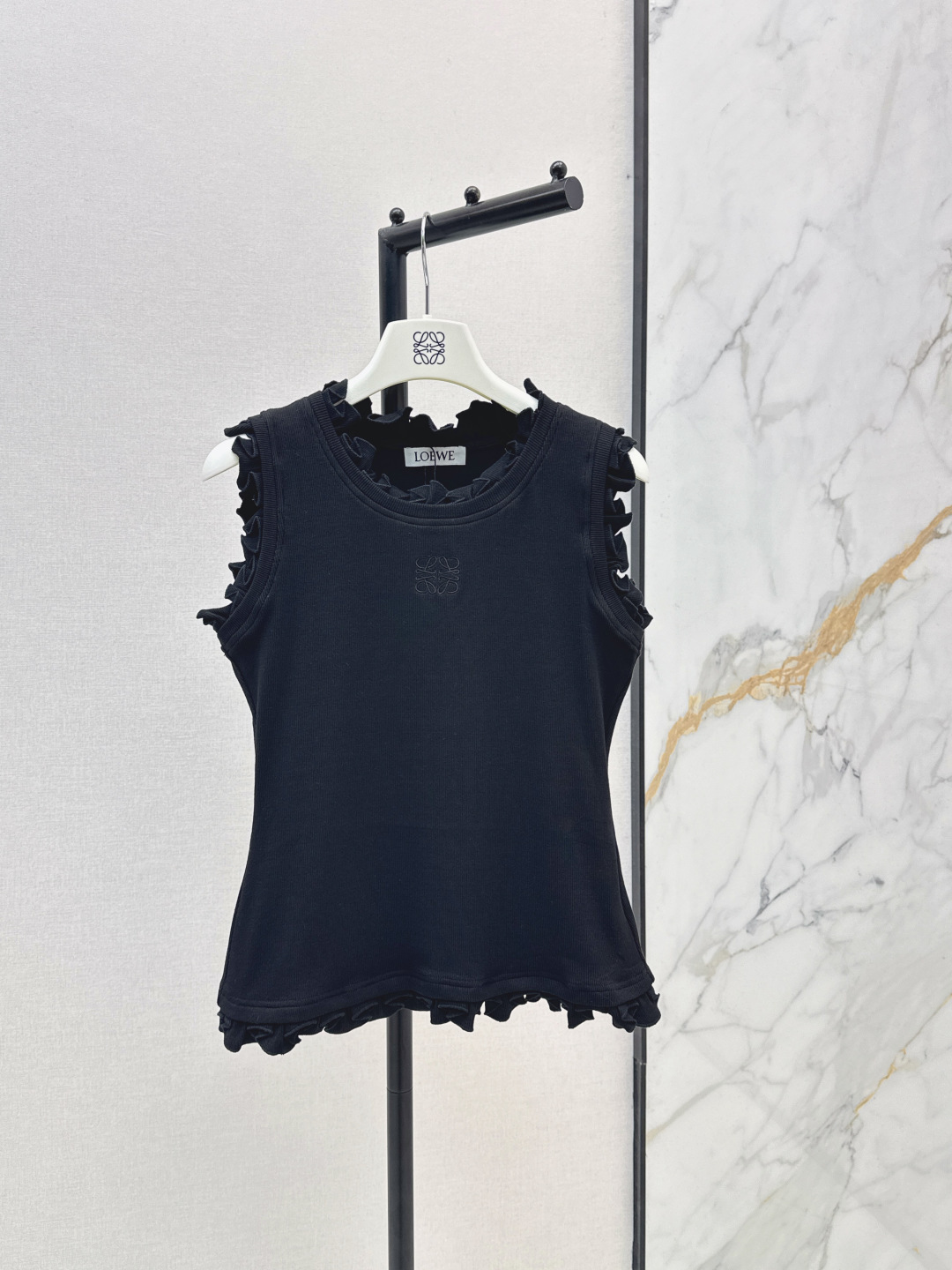 NO:837516,Loe 26Ss————The latest fungus lace spliced ​​vest top in spring and summer. The summer vest is an indispensable item. It is OK whether you are on vacation at the beach or in daily leisure. This design with fungus lace is more gentle and stylish. Square logo embroidery on the chest. The version is elastic, slim and slim. Two colors are available for sale sml,, loewe,19860909Loe 26Ss————春夏最新款木耳花边拼接背心上衣 夏季小背心就是不可缺少的单品 无论是度假海边或者日常休闲都OK 这款搭配了木耳花边设计更加温柔有型 胸前方形logo刺绣 版型有弹性修身显瘦 两色现货发售sml,,loewe,,Women's clothing