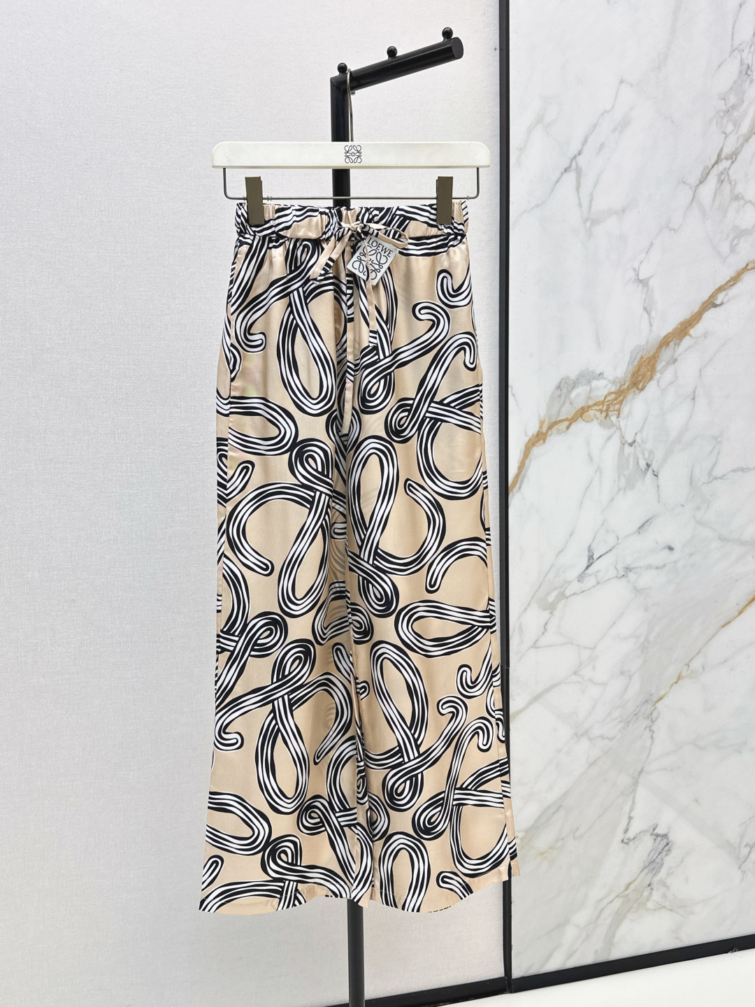 NO:837511,Loe 26Ss————The latest series of printed silk pants for spring and summer. Abstract line logo printing has both artistic sense and brand recognition. 100% silk twill. Classic elastic waist straight version is not attractive. The upper body is super slim. Romantic vacation style. White and rich beauty must have artifacts. One color ready for sale sml,, loewe, real silk,19860909Loe 26Ss————春夏最新款系列印花真丝裤抽象线条徽标印花艺术感与品牌辨识度兼具 百分百真丝斜纹绸 经典松紧腰直筒版型不挑人 上身超显瘦 浪漫度假风 白富美必入神器 一色现货发售sml,,loewe,real silk,,Women's clothing