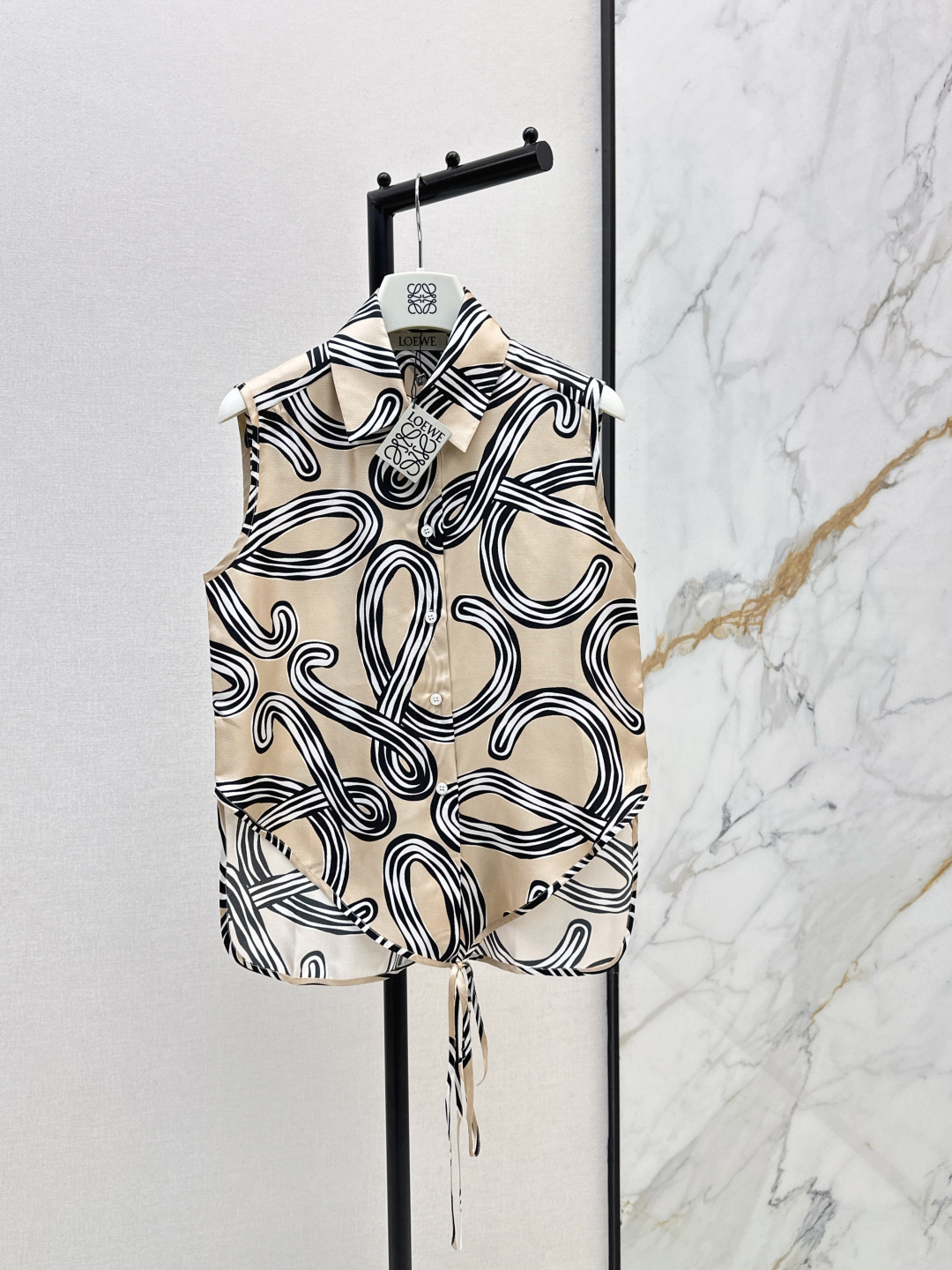 NO:837502,Loe 26Ss————The latest series of printed silk sleeveless shirts for spring and summer. Abstract line logo printing has both artistic sense and brand recognition. 100% silk twill silk. Irregular strapped hem design. The H version is not flattering. The upper body is super slim. Romantic urban vacation style. White and rich beauty must-have artifacts. One color ready for sale sml,, loewe, shirts, real silk,19860909Loe 26Ss————春夏最新款系列印花真丝无袖衬衫抽象线条徽标印花艺术感与品牌辨识度兼具 百分百真丝斜纹绸 不规则系带下摆设计 H版型不挑人 上身超显瘦 浪漫都市度假风 白富美必入神器 一色现货发售sml,,loewe,shirts,real silk,,Women's clothing