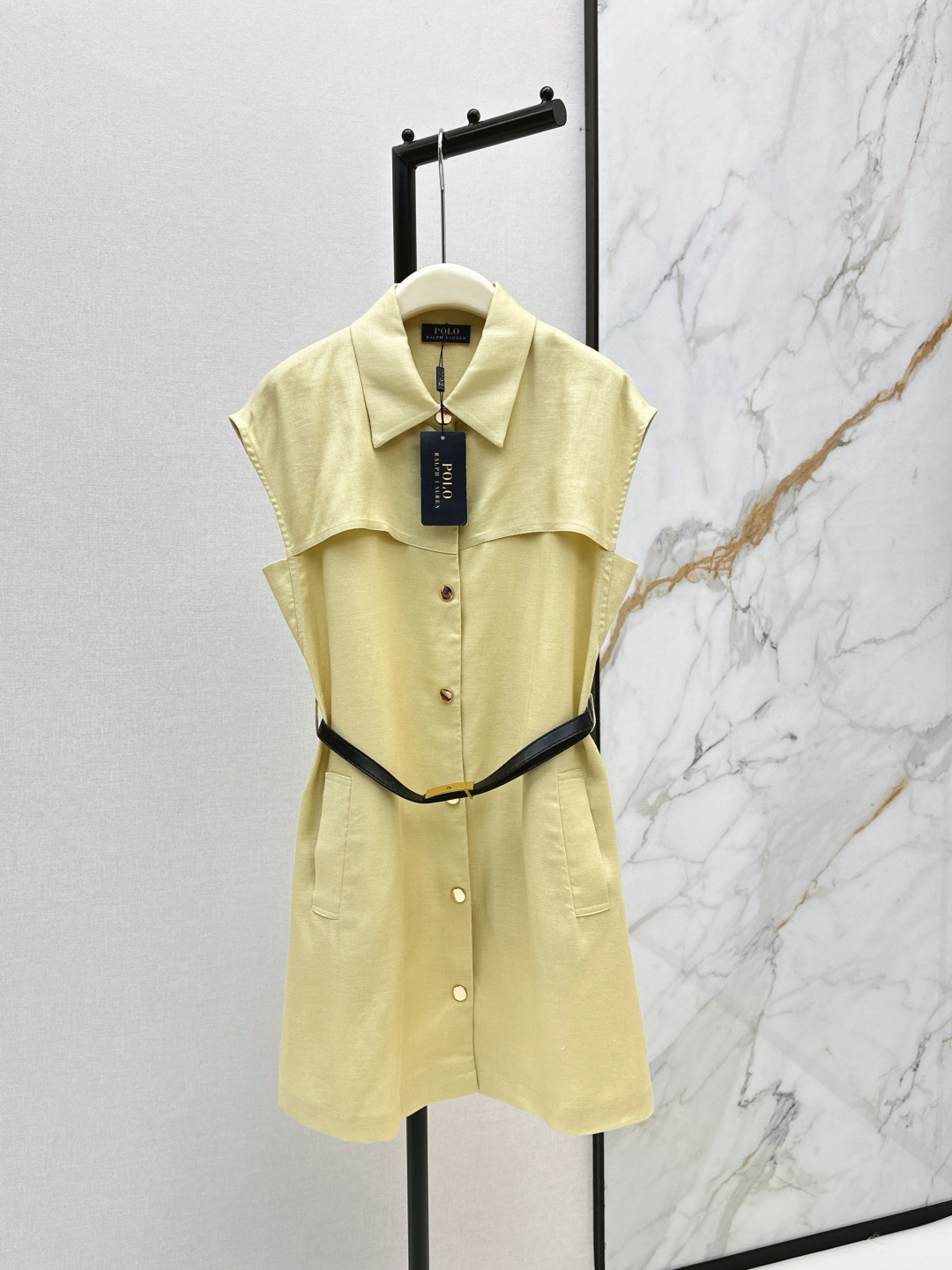 NO:837492,Temperament model RL 26Ss————The latest lapel sleeveless dress for spring and summer. It is elegant and elegant. It is a very good skirt for commuting or daily life. The straight cut is added with a belt to tighten the waist. It divides the perfect proportion of the figure. The upper body is full of temperament. Two colors are available for sale sml,,skirts,19860909气质款 RL 26Ss————春夏最新款翻领无袖连衣裙 大气优雅 不管是通勤或者日常都很加分的一条裙子 直筒的剪裁加入了系腰带收腰 分割完美身材比例感 上身就是气质感拉满 两色现货发售sml,,skirts,,Women's clothing