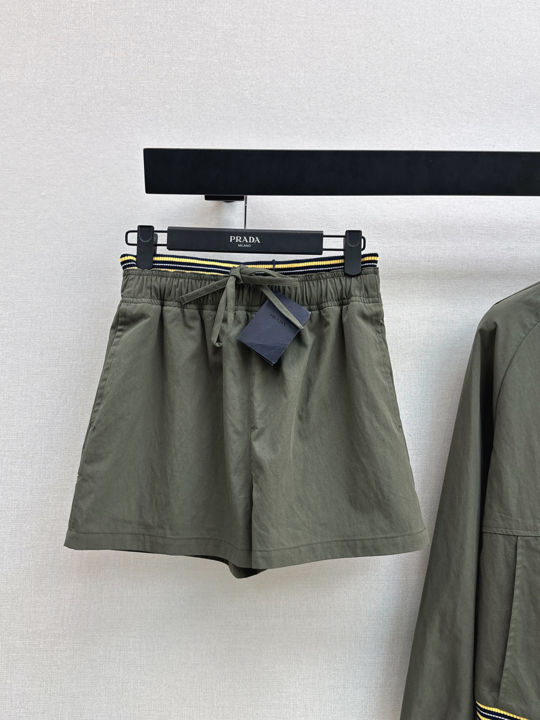 NO:837517,PD 26Ss————The latest spring and summer fashion show, the same style of work shorts in olive green color, the color and shape of the fabric are amazing ~ cotton poplin, stylish and not easy to wrinkle, contrasting webbing splicing at the waist, large pocket design on the back waist, simple and practical, triangular logo on the side, the coolness of work clothes is directly added, easy to create a casual street feel in daily wear, highly recommended, must buy, one color ready for sale sml,, shorts,19860909PD 26Ss————春夏最新秀场同款工装短裤橄榄绿色系 颜色版型面料都绝了 ～棉府绸 有型不易皱 腰部撞色织带拼接 后腰大口袋设计 率性又实用 侧边三角标标牌 工装酷感直接拉满 日常穿搭轻松打造休闲街头感 强烈推荐 必入款 一色现货发售sml,,shorts,,Women's clothing