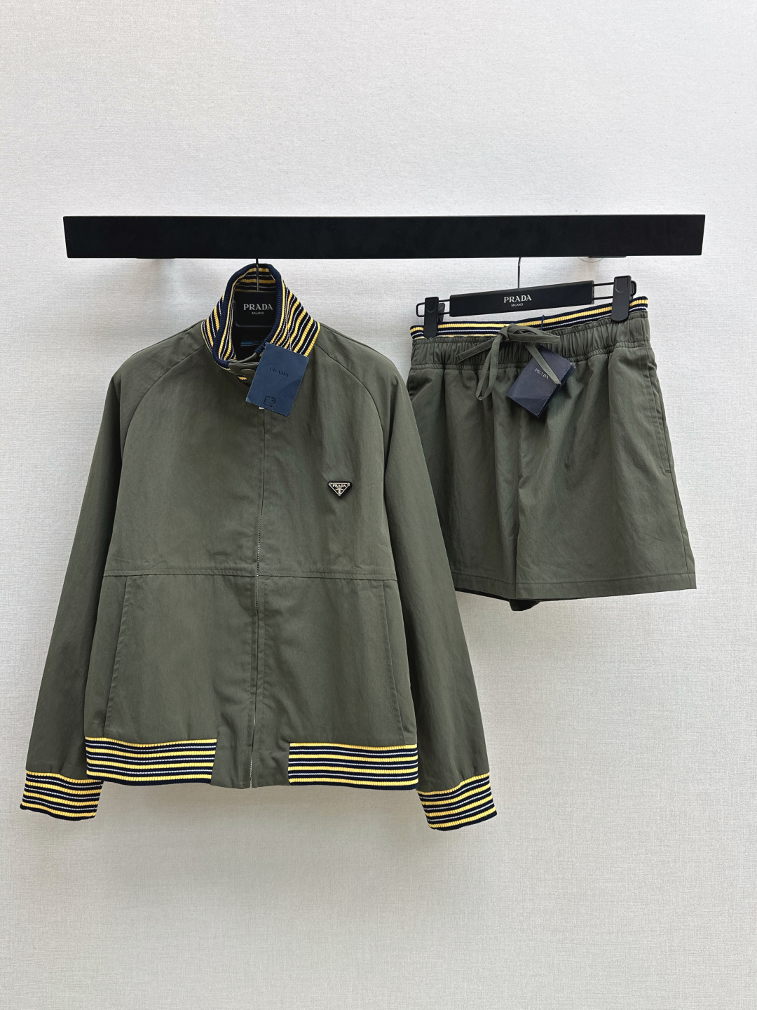 NO:837512,PD 26Ss————The latest spring and summer workwear jacket of the same style as the show. Olive green. I really recommend this series. It is very high-end. The colors and fabrics are amazing ~ cotton poplin is stylish and not easy to wrinkle. The collar and hem are spliced with contrasting ribbons. It is straightforward and practical. Triangular logo on the left chest. Large pockets on both sides. The workwear coolness can be worn directly. It can be worn as a set or separately. It can be easily worn in daily wear to create a casual street feel.  One color ready for sale sml,,jackets & coats,19860909PD 26Ss————春夏最新款秀场同款工装外套 橄榄绿色系 真的强烈推荐这个系列 很高级 颜色版型面料都绝了 ～棉府绸 有型不易皱 领口 下摆撞色织带拼接 率性又实穿 左胸三角标标牌 两侧大口袋设计 工装酷感直接拉满 可一套穿搭 也可分开搭配 日常穿搭轻松打造休闲街头感 一色现货发售sml,,jackets & coats,,Women's clothing