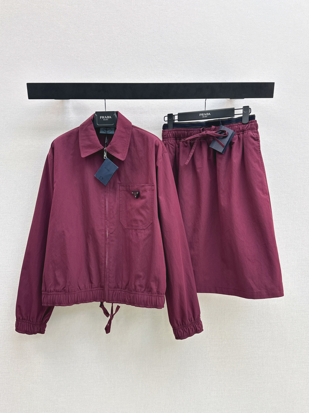NO:837501,PD 26Ss————The latest spring and summer workwear jacket of the same style as the show. I really highly recommend this series. It is very high-end. The colors, styles and fabrics are amazing ~ easy to wear and easy to wear. The triangle logo on the left chest brings out the coolness of the work clothes. It can be worn as a set or separately. It is easy to create a casual street feel with daily wear. One color ready for sale sml,, jackets & coats,19860909PD 26Ss————春夏最新款秀场同款工装外套 真的强烈推荐这个系列 很高级 颜色版型面料都绝了 ～ 率性又实穿 左胸三角标标牌 工装酷感直接拉满 可一套穿搭 也可分开搭配 日常穿搭轻松打造休闲街头感 一色现货发售sml,,jackets & coats,,Women's clothing