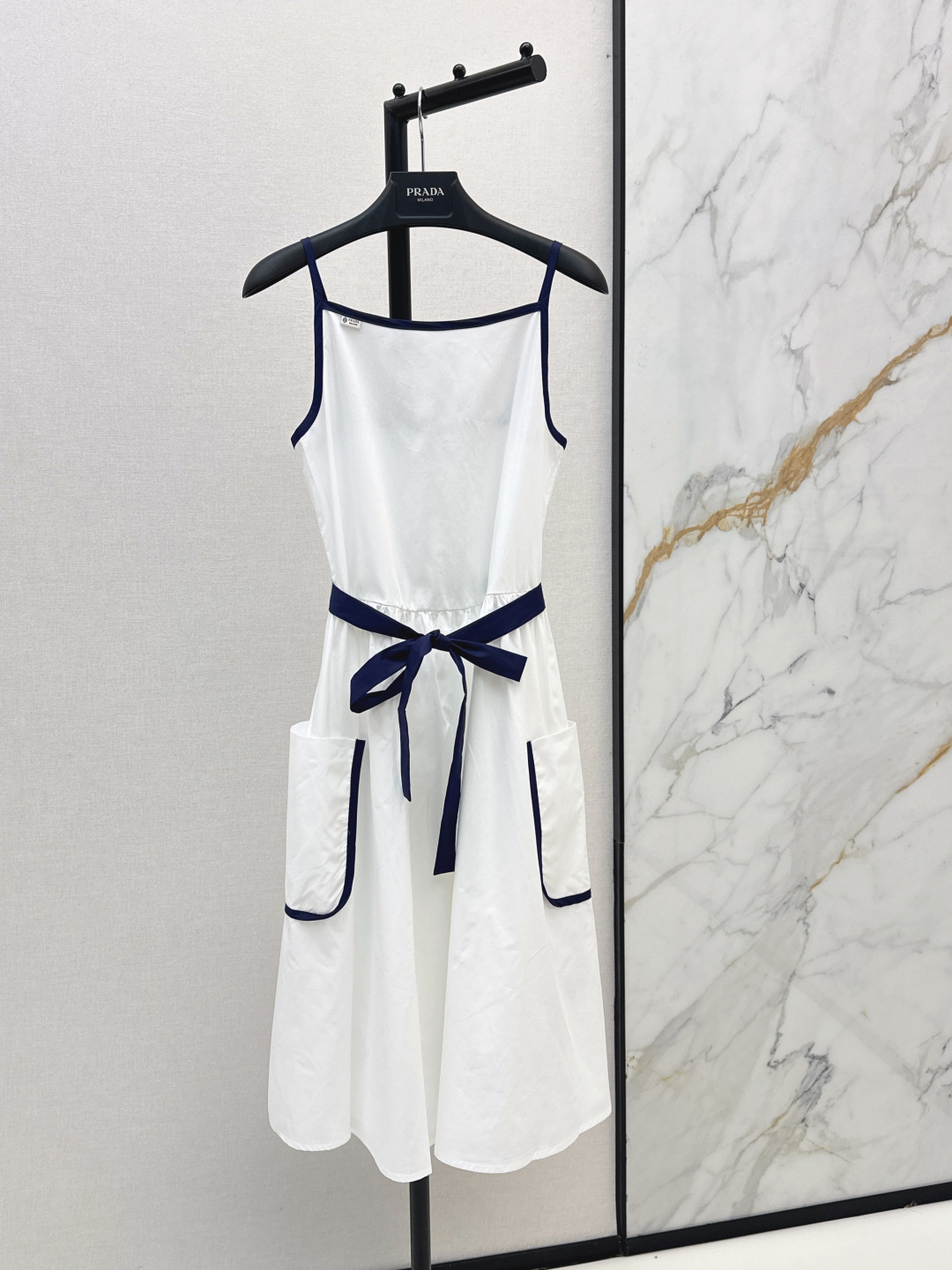 NO:837496,PD 26Ss————The latest navy-style contrast suspender dress in spring and summer with blue and white contrast design. Letter logo decoration on the chest. Large pockets on both sides. Fashionable and age-reducing. Equipped with a bow belt to highlight the waist curve. Cotton blended linen fabric. Thin, comfortable and breathable. A-hem waist dress style. The upper body is slim and elegant. One color ready for sale sml,,skirts,19860909PD 26Ss————春夏最新款海军风撞色吊带连衣裙蓝白撞色设计 胸前字母徽标装饰 两侧大口袋点缀 时髦减龄 配有蝴蝶结腰带突显腰部曲线 棉混纺亚麻面料 轻薄舒适透气 A摆收腰连衣裙版型 上身显瘦又气质 一色现货发售sml,,skirts,,Women's clothing