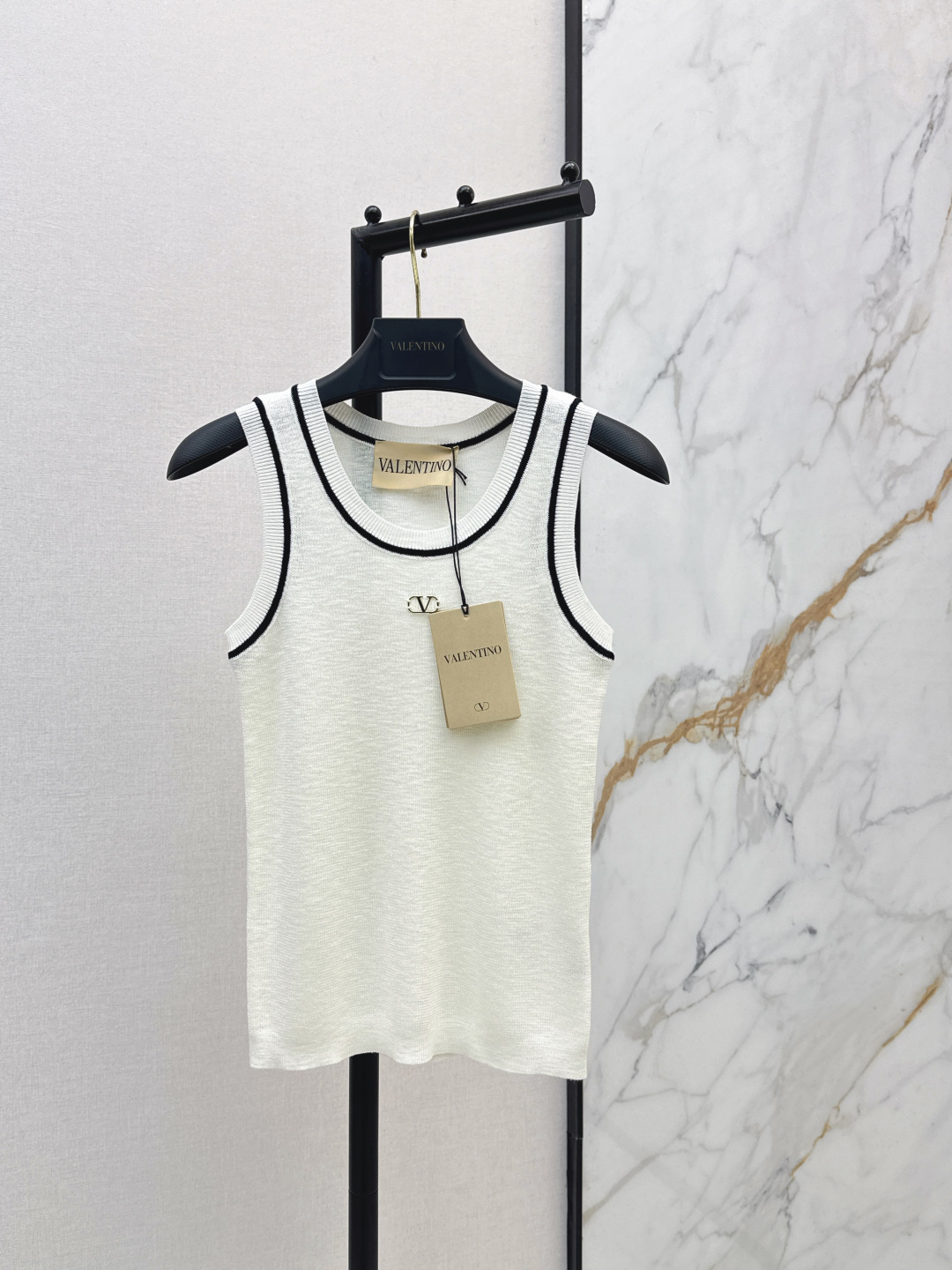 NO:837464,VLTN 26Ss - the latest high-end minimalist style knitted sleeveless vest for spring and summer. It has a very beautiful version design. The upper body perfectly modifies the body proportions. It has concave and convex feminine charm. The color matching for daily wear perfectly integrates the high-end sense into life. There is no sense of beauty. Two colors are available for sale sml,,19860909VLTN 26Ss——春夏最新款高级极简风针织无袖背心极具美感的版型设计 上身完美修饰身材比例 凹凸有致的女性魅力 日常实穿的配色将高级感完美融入生活美的没有距离感 两色现货发售sml,,,Women's clothing