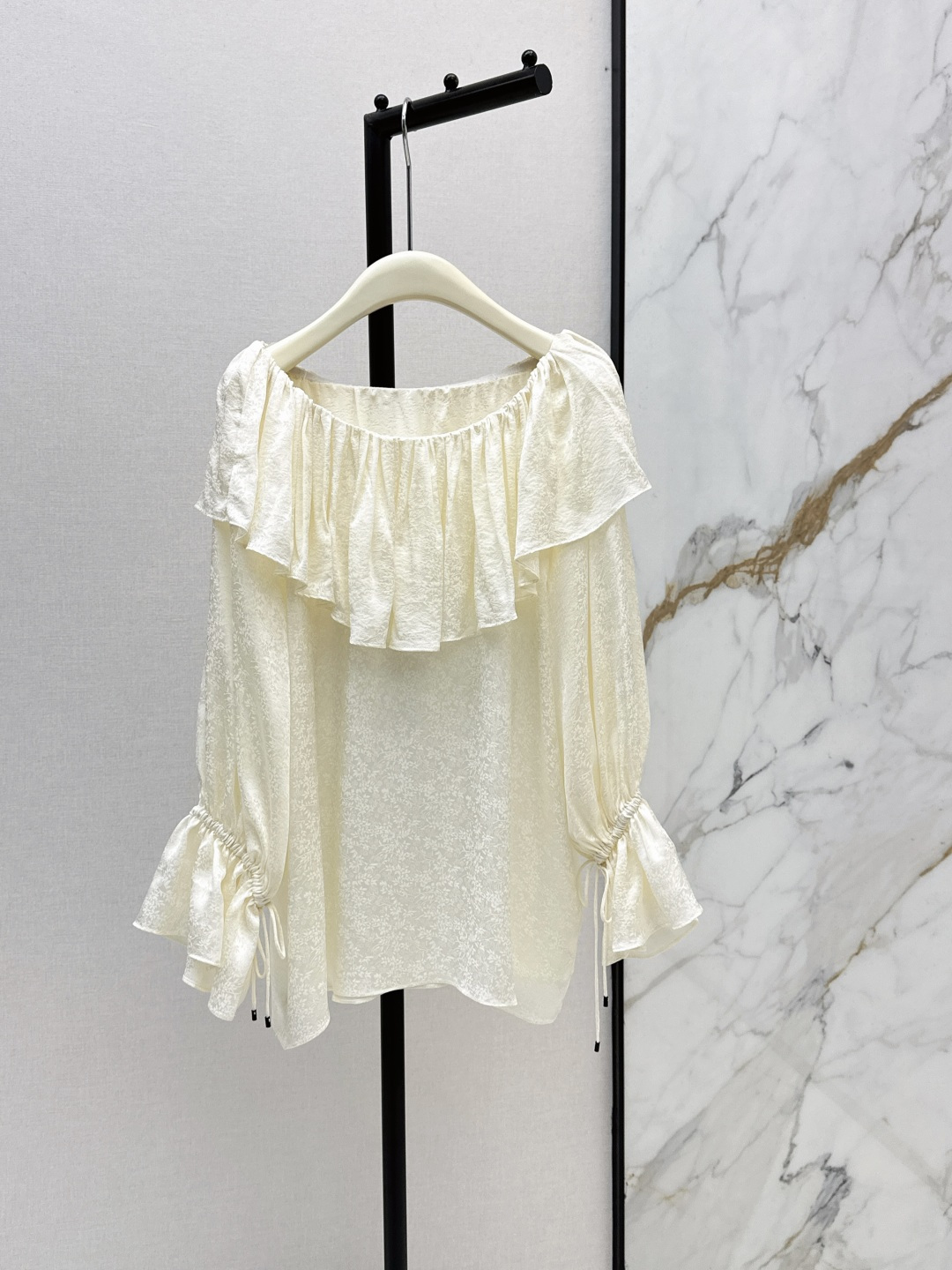 NO:837460,Ch～E 26Ss————The latest French style cream white one-shoulder ruffled shirt for spring and summer. One-shoulder design with layered ruffles softens the shoulder and neck lines and exposes the skin just right. Creamy off-white silk fabric is comfortable and comes with a soft light filter. The texture is delicate. The loose straight version is versatile and not attractive. It is smart and hides the flesh. Gentle style and versatile. One color ready for sale sml, shirts, real silk,19860909Ch～E 26Ss————春夏最新款法式奶油白一字肩荷叶边衬衫 一字肩设计搭配层叠荷叶边柔化肩颈线条 露肤度恰到好处 奶油米白色调的真丝面料质感舒适自带柔光滤镜 肌理感细腻 宽松直筒版型百搭不挑人 灵动又藏肉 温柔风百搭款 一色现货发售sml,,shirts,real silk,,Women's clothing