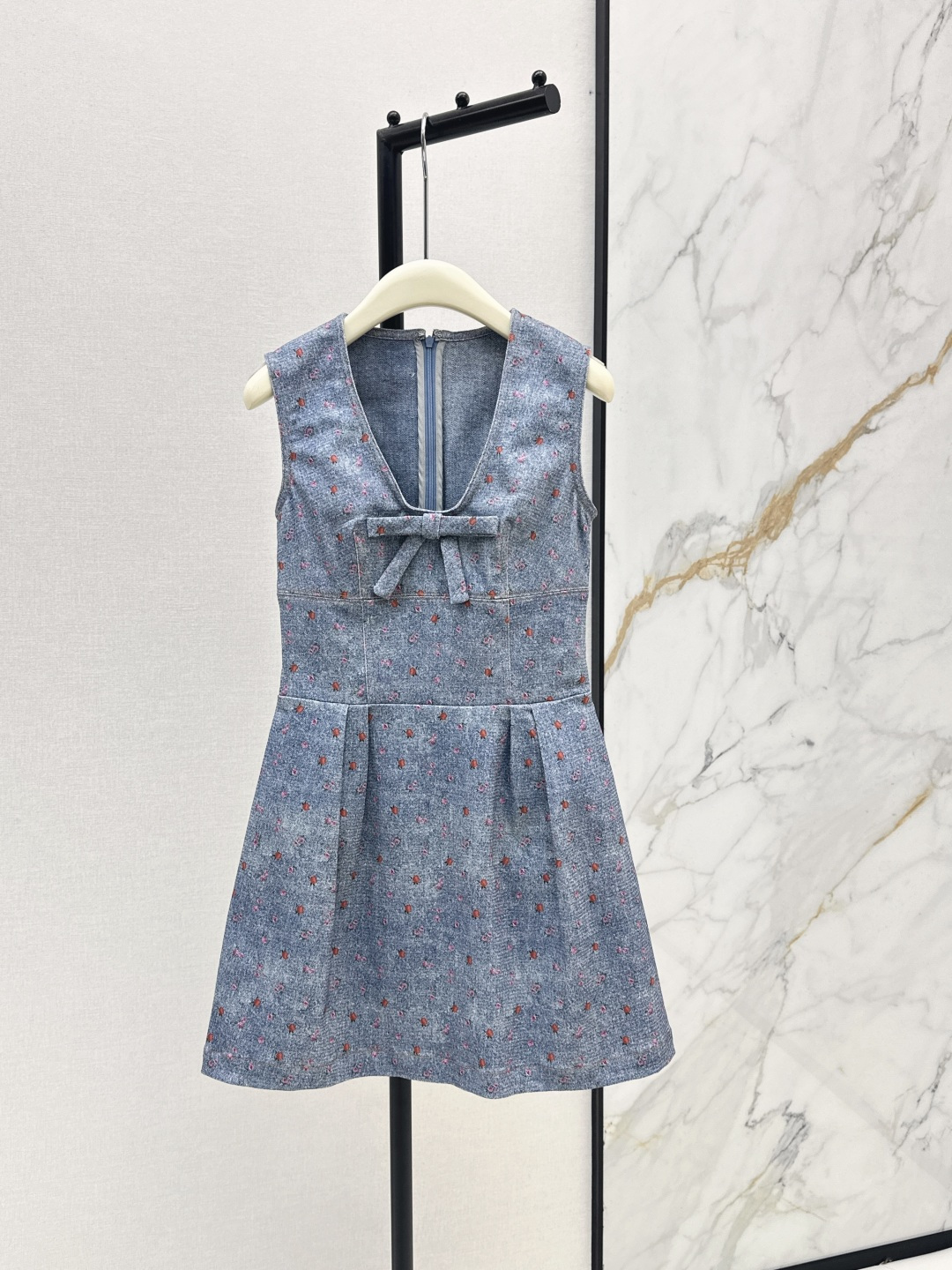 NO:837456,Fashionable niche design 26Ss - the latest Korean floral denim dress of the same style as Zhao Lusi in spring and summer. The bow on the chest is matched with a U-shaped square neck design to make it girly. It modifies the shoulder and neck lines. The high-waisted A-line pleated version can easily tighten the waist and make you look slimmer. It is very tolerant to the body. It is refreshing and energetic when worn alone and is also suitable for layering with knitted bottoming shirts. It is gentle and reduces age. It has a sweet atmosphere. One color ready for sale sml,,skirts,19860909时髦小众设计 26Ss———春夏最新赵露思同款韩系碎花牛仔连衣裙 胸前蝴蝶结搭配U型方领设计少女感拉满 修饰肩颈线条 高腰A字褶摆版型轻松收腰显瘦 对身材包容度很高 单穿清爽元气也很适合搭配针织打底衫做叠穿 温柔又减龄 甜美氛围感十足 一色现货发售sml,,skirts,,Women's clothing