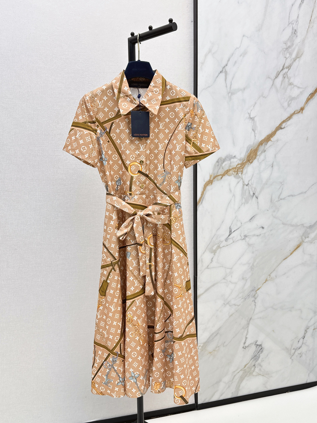 NO:838187,L's 26Ss————The latest spring and summer logo presbyopia long dress, classic design, the upper body is exquisite and capable, easy to match. The customized imported fabrics are crisp and stylish, full of high-end sense. Two colors are available for sale sml,, louis vuitton, skirts,19860909L家 26Ss————春夏最新款logo老花长款连衣裙经典款设计 上身精致又干练得体 搭配起来随心应手 定制的进口面料挺括有型 满满的高级感 两色现货发售sml,,louis vuitton,skirts,,Women's clothing