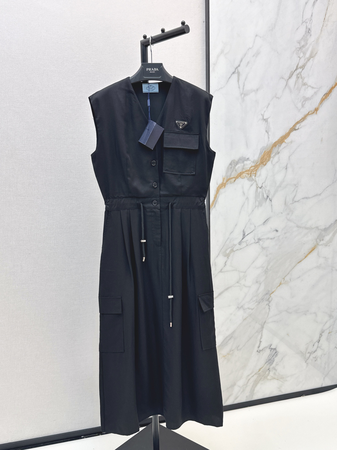 NO:838195,PD 26Ss————The latest spring and summer drawstring waist sleeveless long dress, classic design. The upper body is exquisite and capable. It can be matched easily. The custom-made imported fabric is crisp and stylish. It has a full sense of luxury. Two colors are available in stock. sml,,skirts,19860909PD 26Ss————春夏最新款抽绳收腰无袖长款连衣裙经典款设计 上身精致又干练得体 搭配起来随心应手 定制的进口面料挺括有型 满满的高级感 两色现货发售sml,,skirts,,Women's clothing