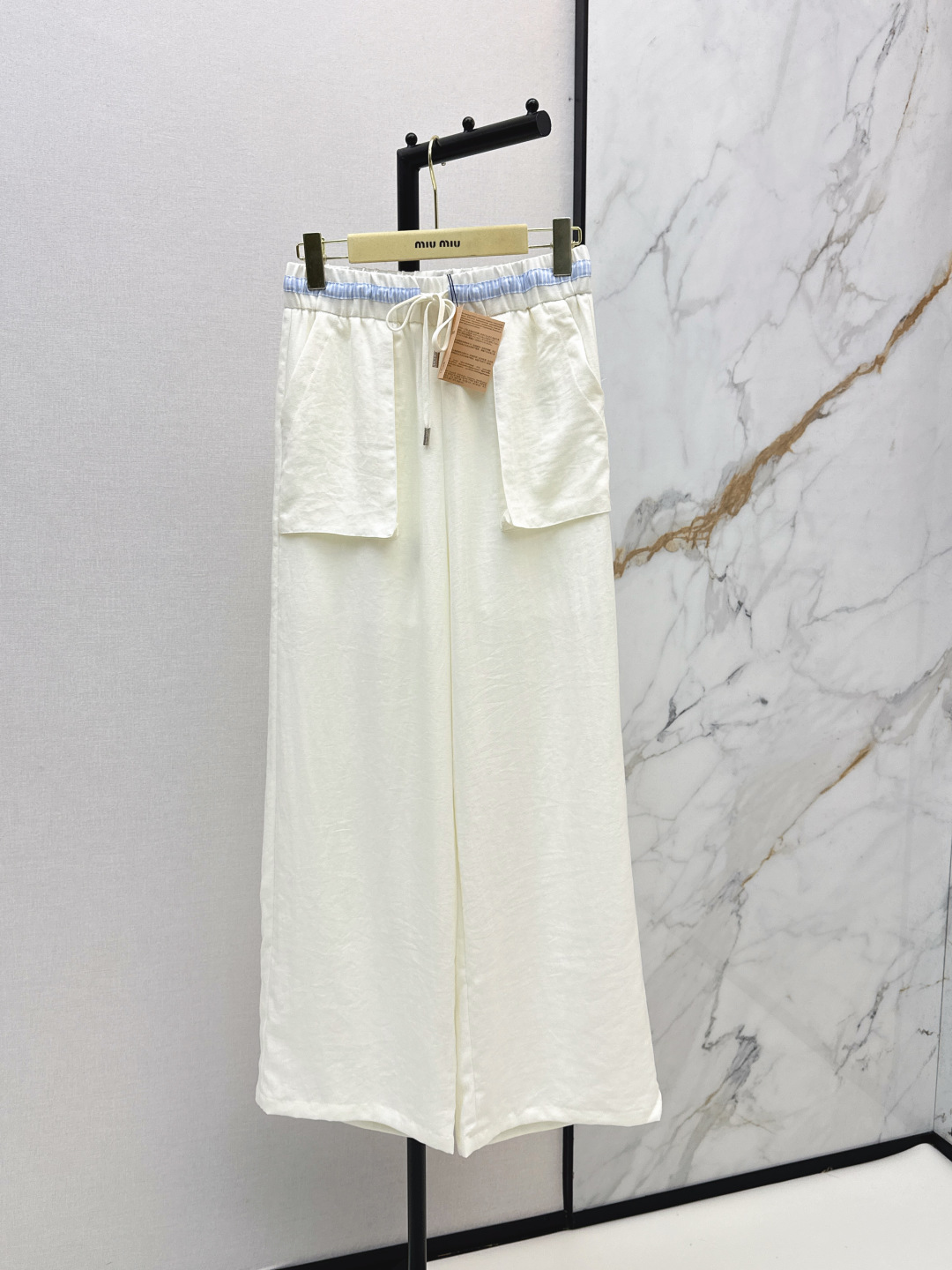 NO:838163,Miu 26Ss - the latest spring and summer straight-leg pants with color-blocking design that are not picky about your body shape. The upper body is particularly great!  The style of the matching is also very versatile. Exquisite advanced customization. The texture of the textured fabric is awesome. Retro and elegant. The upper body is cool and handsome, age-reducing and fashionable. Three colors are available for sale sml,,miumiu,19860909Miu 26Ss————春夏最新款拼色设计直筒裤不挑剔身形要求 上身特别赞！搭配的风格也很通吃 精致高级定制 富有肌理感的面料质感超赞 复古优雅 上身酷帅减龄时髦精 三色现货发售sml,,miumiu,,Women's clothing