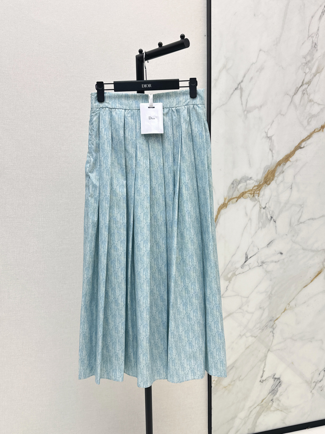 NO:838166,CD 26Ss————The latest spring and summer classic logo printed suit loose shirt + mid-length pleated skirt, cute style, full of small details, exquisite workmanship, age-reducing fashion, good hold style, won the hearts of fairies, soft and textured, developed in one color, ready for sale sml,,skirts,shirts,19860909CD 26Ss————春夏最新款经典logo印花套装宽松衬衫+中长款压褶半裙 可A可乖的风格,满满小细节太加分 做工精致 减龄时尚 好HOLD住造型 深得仙女心 柔软有质感 一色分开发 现货发售sml,,skirts,shirts,,Women's clothing