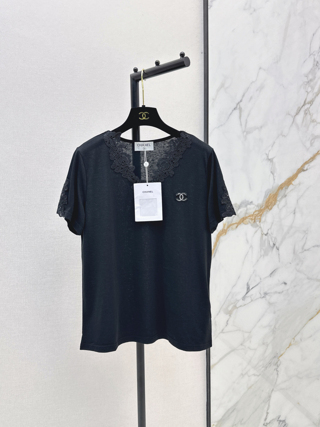 NO:838174,C Home 26Ss————The latest spring and summer style round neck T-shirt with back splicing lace is very dense and feels super good. It is really a hard-working one. The details are perfect. The regular version is not picky at all. It is simple and generous. It instantly enhances your temperament. Two colors are available in stock, sml, chanel, tees, t-shirt,19860909C家 26Ss————春夏最新款后背拼接蕾丝圆领T恤密度很高手感超好 真的费劲心血的一款 细节完美 常规版型 上身完全不挑人简单大方 瞬间提升气质 两色现货发售sml,,chanel,tees，t-shirt,,Women's clothing
