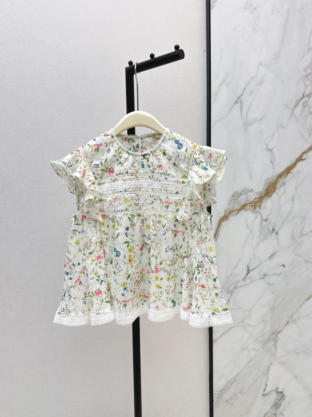 NO:838178,Fashionable niche design 26Ss————The latest spring and summer French floral Tencel cotton small flying sleeve shirt is a summer item that perfectly combines French romance and gentle girlishness. The overall design is fresh and smart. The details are full of exquisite thoughts. It is made of light and breathable ramie fabric with natural texture. It drape softly without losing muscles. The upper body is light and elegant. One color ready for sale smlxl,, shirts,19860909时髦小众设计 26Ss————春夏最新款法式碎花天丝棉小飞袖衬衫法式浪漫与温柔少女感完美融合的夏日单品 整体设计清新灵动 细节里全是精致的小心思 采用轻薄透气苎麻面料 自带天然肌理感 垂坠柔和又不失筋骨 上身轻盈飘逸 一色现货发售smlxl,,shirts,,Women's clothing