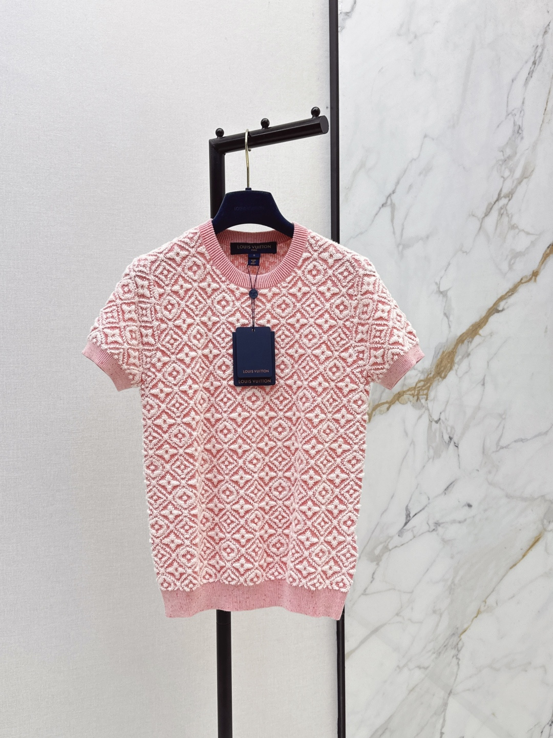 NO:838182,L Family 26Ss————The latest age-reducing pink presbyopic knitted short-sleeves for spring and summer. Jacquard imported from Germany. Classic logo jacquard design. Soft knitted fabric. Comfortable and fashionable. Round neck and portable version, perfect for spring and summer. Low saturation of pink. Gentle and elegant. Easy to control for daily commuting, dating and vacation. One color ready for sale sml, louis vuitton, T-shirt,19860909L家 26Ss————春夏最新款减龄粉色老花针织短袖 德国进口机提花 经典logo提花设计 柔软针织面料 舒适又时髦 圆领随身版型春夏穿超合适 粉色低饱和度 温柔又显气质 日常通勤约会度假都能轻松驾驭 一色现货发售sml,,louis vuitton,T-shirt,,Women's clothing