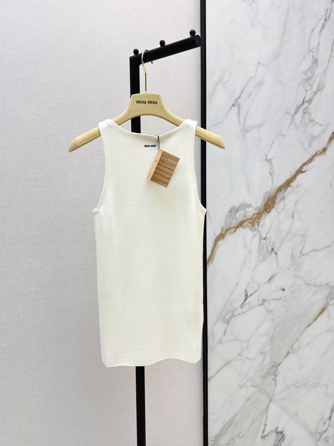 NO:838186,Miu 26Ss - the latest white cotton knitted vest for spring and summer. A layering item. The fresh and gentle off-white color is embellished with a small logo. The basic version is suitable for all kinds of layering. Matched worsted cotton yarn. The clean and fresh off-white color can easily adapt to multiple layering methods. Imported looms create a delicate and clean flat fabric. The chest is embellished with a black logo appliqué. Simple yet fashionable. A must-have for Miu girls. One color ready for sale sml,,miumiu,19860909Miu 26Ss———春夏最新款白色棉质针织背心 叠穿单品 清新温柔米白配色点缀logo小徽标 基础款的版型适合各种叠穿打底 对版精纺棉质纱线 干净清新米白配色轻松适应多重叠穿大法 进口织机打造细腻干净平整织面 胸口点缀黑色logo徽标嵌花 简单又不失时髦 缪系女孩必备 一色现货发售sml,,miumiu,,Women's clothing