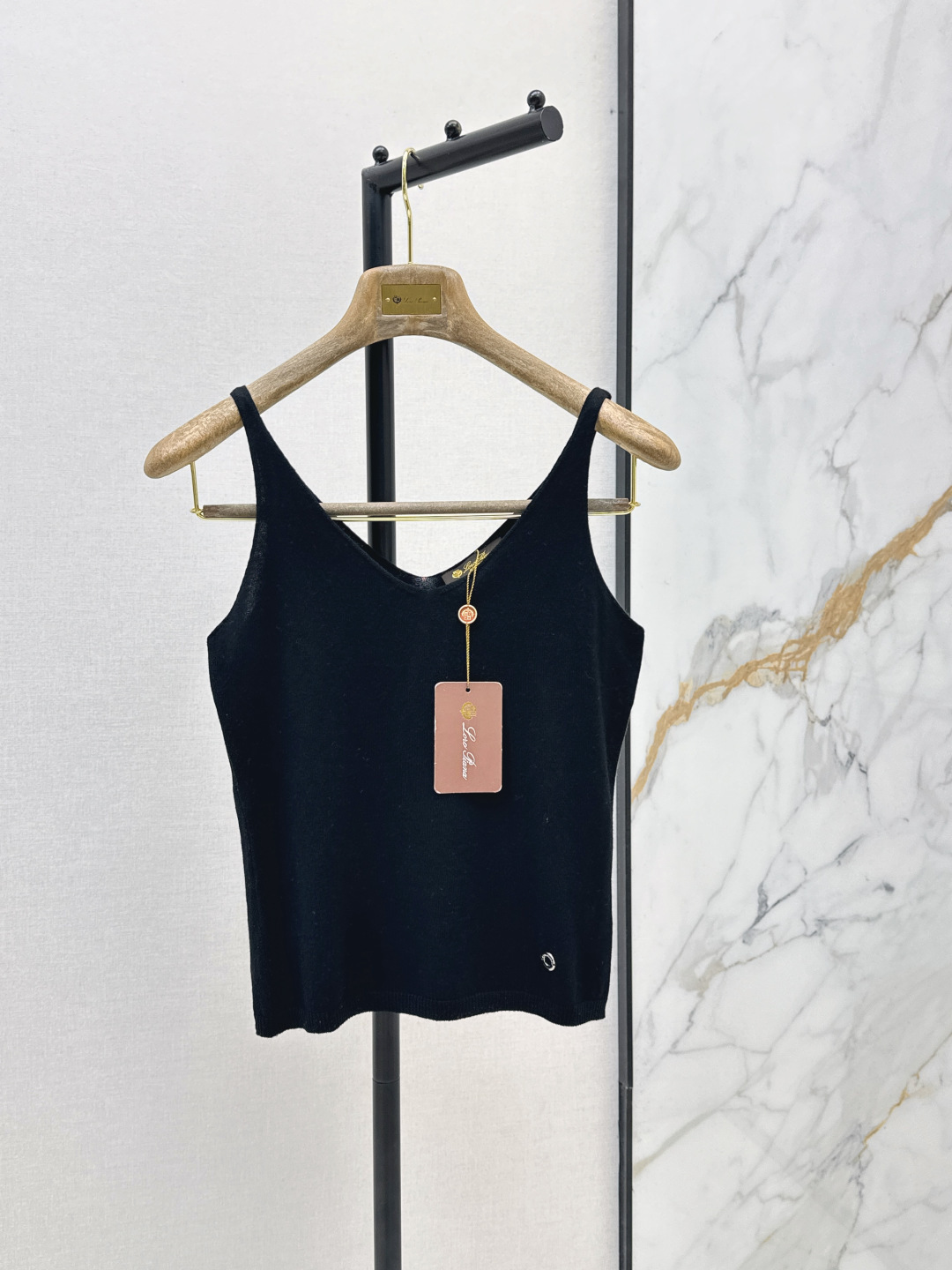 NO:838190,A must-have item for daily wear, LP 26Ss————The latest minimalist camisole top for spring and summer. Wear it alone or layer it in any combination. It can be worn with either pants or skirts. The wear rate is 100%. The cashmere blended yarn fabric is elastic and the upper body is very comfortable. Two colors are available for sale now: sml, loro piana, skirts,19860909日常穿搭必备小单品 LP 26Ss————春夏最新款极简吊带背心上衣 单穿叠穿随意组合 不管是裤子还是半裙都能搭 实穿率百分百 羊绒混纺纱线面料有弹性 上身很舒服 两色现货发售sml,,loro piana,skirts,,Women's clothing