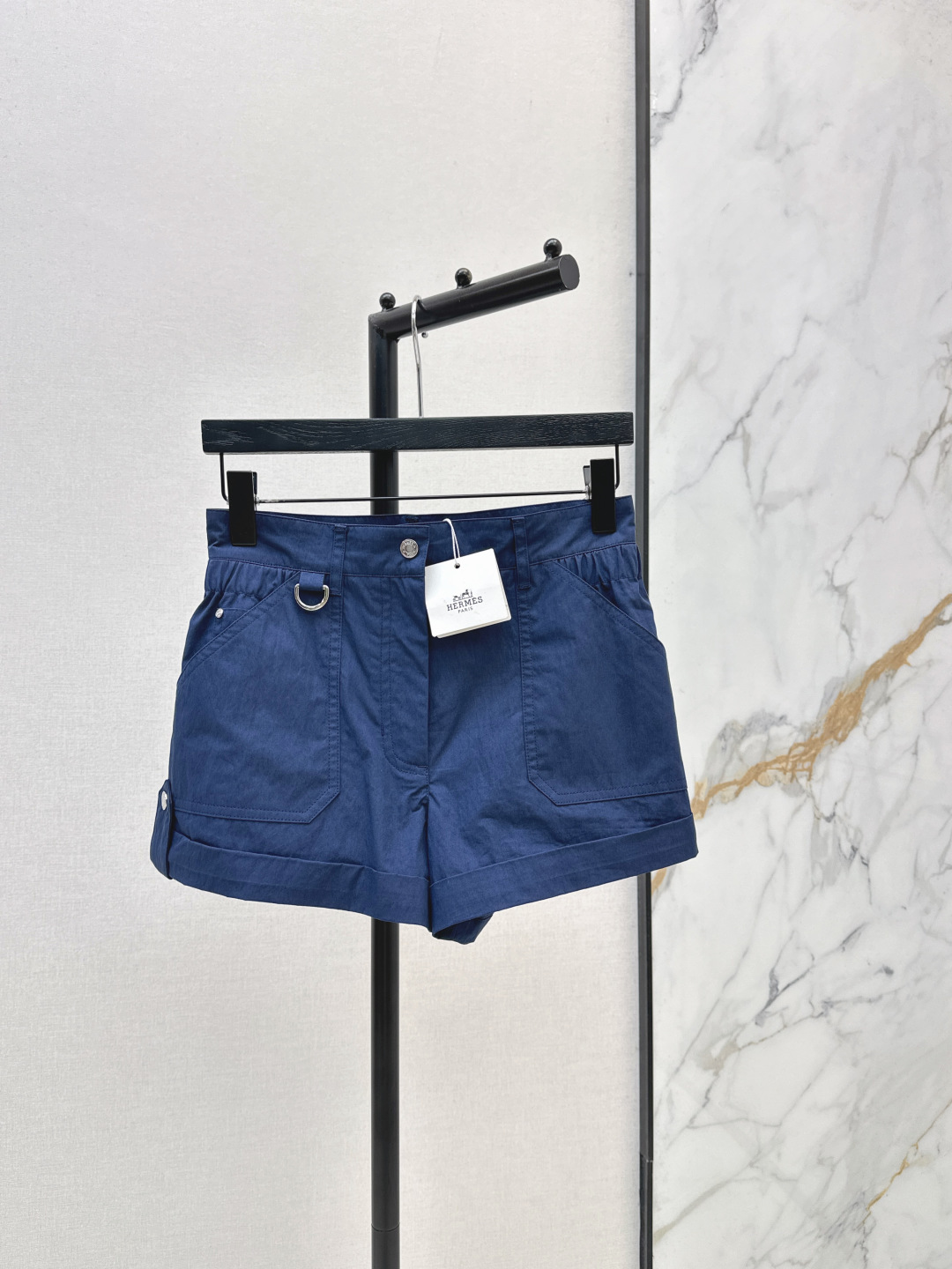 NO:838199,Her 26Ss - the latest navy blue casual shorts for spring and summer. The overall style is simple for commuting and has a sense of practical design. The high-waisted straight-leg trousers are cuffed to modify the leg shape and optimize the proportions. It is visually slimmer and slimmer. There is a hidden elastic design on the waist. It takes into account both comfort and fit. The overall tone is low-key and high-end. It is just needed in summer. One color ready for sale sml,, shorts,19860909Her 26Ss———春夏最新款藏青色休闲短裤 整体风格简约通勤又带点实用设计感 高腰直筒版型裤脚做了翻边处理 能修饰腿型优化比例 视觉上更利落显瘦 腰侧有隐藏松紧设计 兼顾舒适与贴合度 整体色调低调又高级 夏季刚需款 一色现货发售sml,,shorts,,Women's clothing
