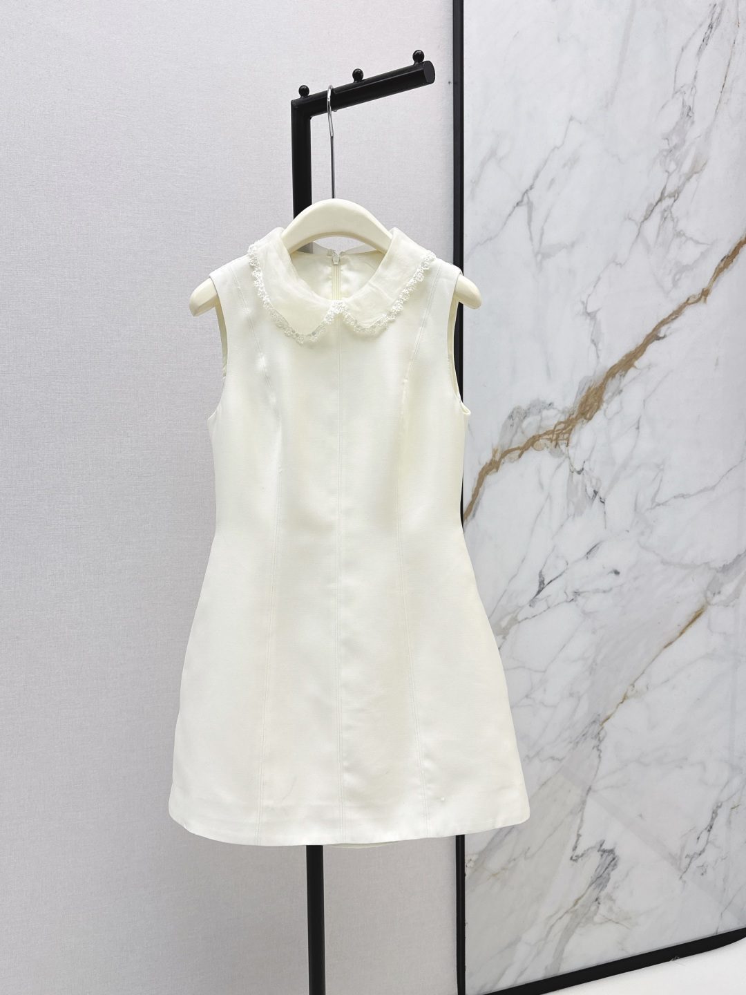 NO:838203,Fashionable niche design 26Ss - the latest sleeveless waisted A-line short dress for spring and summer. Gentle, sweet and pure. The high-waisted A-line skirt design perfectly modifies the waist and abdomen line. It makes you look taller and slimmer. A whole strip of lace is spliced ​​on one side with a large elegant organza bow. It has a sense of agility when walking. One color ready for sale smlxl,,skirts,19860909时髦小众设计 26Ss———春夏最新款无袖收腰A字短款连衣裙 温柔甜美纯欲千金风 高腰收腰A字裙摆设计完美修饰腰腹线条 显高又显瘦 单侧拼接了一整条蕾丝花边搭配飘逸的欧根纱大蝴蝶结 走动时自带灵动感 一色现货发售smlxl,,skirts,,Women's clothing