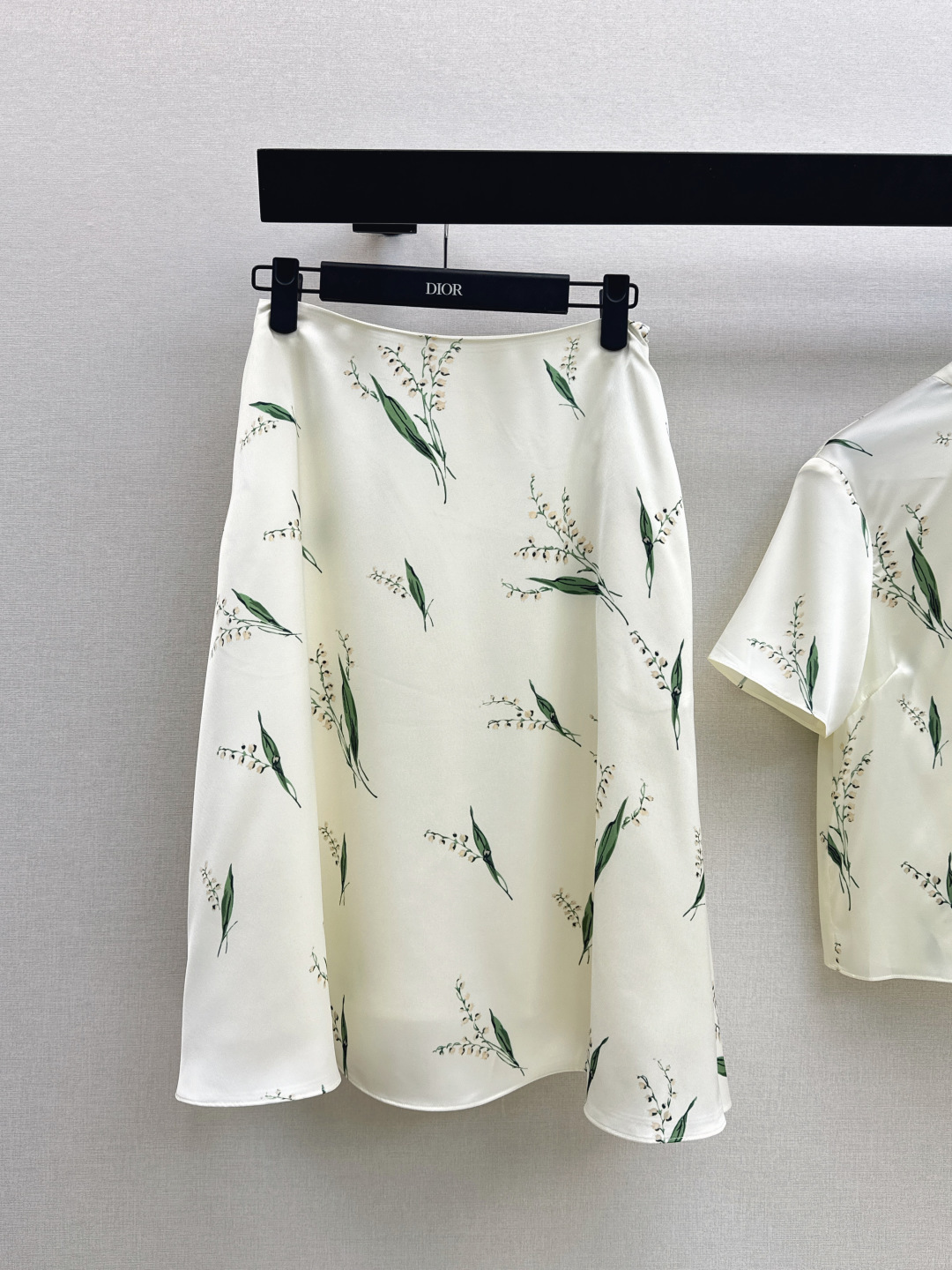 NO:838220,CD 26Ss - the latest lily of the valley print skirt for spring and summer. The fresh and elegant print pattern fills the elegant and romantic atmosphere. The satin fabric has a light and smooth drape. The A-line tailoring is simple and neat. The scattered lily of the valley print is the finishing touch. The light green branches and leaves are paired with milky white flowers. Fresh and elegant, it combines French elegance and oriental gentleness. One color ready for sale sml,,skirts,19860909CD 26Ss———春夏最新款铃兰花印花半裙 清新淡雅的印花图案 优雅浪漫氛围感拉满 缎面面料轻盈柔滑垂坠感超赞 A字剪裁简约利落 散落的铃兰印花是点睛之笔 淡绿色枝叶搭配奶白小花 清新又雅致把法式优雅和东方温婉揉得恰到好处 一色现货发售sml,,skirts,,Women's clothing