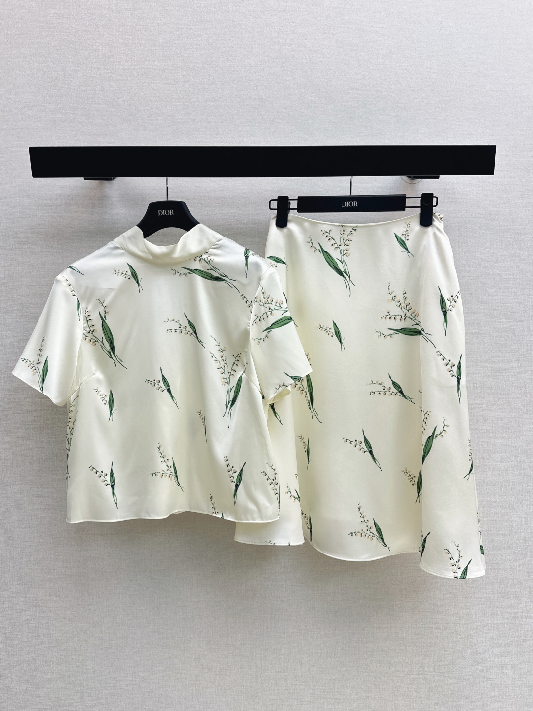 NO:838214,CD 26Ss————The latest spring and summer short-sleeved shirt with lily of the valley print. The fresh and elegant printing pattern fills the elegant and romantic atmosphere. The satin fabric is light and smooth. The back ribbon lace design is casual and elegant. The scattered lily of the valley print is the finishing touch. The light green branches and leaves are paired with milky white flowers. Fresh and elegant French light and mature commuting style. French elegance and oriental gentleness are just right. One color ready for sale sml,, shirts, T-shirt,19860909CD 26Ss————春夏最新款铃兰花印花短袖衬衫 清新淡雅的印花图案优雅浪漫氛围感拉满 缎面面料轻盈柔滑 后飘带系带设计版型随性优雅 散落的铃兰印花是点睛之笔 淡绿色枝叶搭配奶白小花 清新又雅致法式轻熟通勤风 把法式优雅和东方温婉揉得恰到好处 一色现货发售sml,,shirts,T-shirt,,Women's clothing