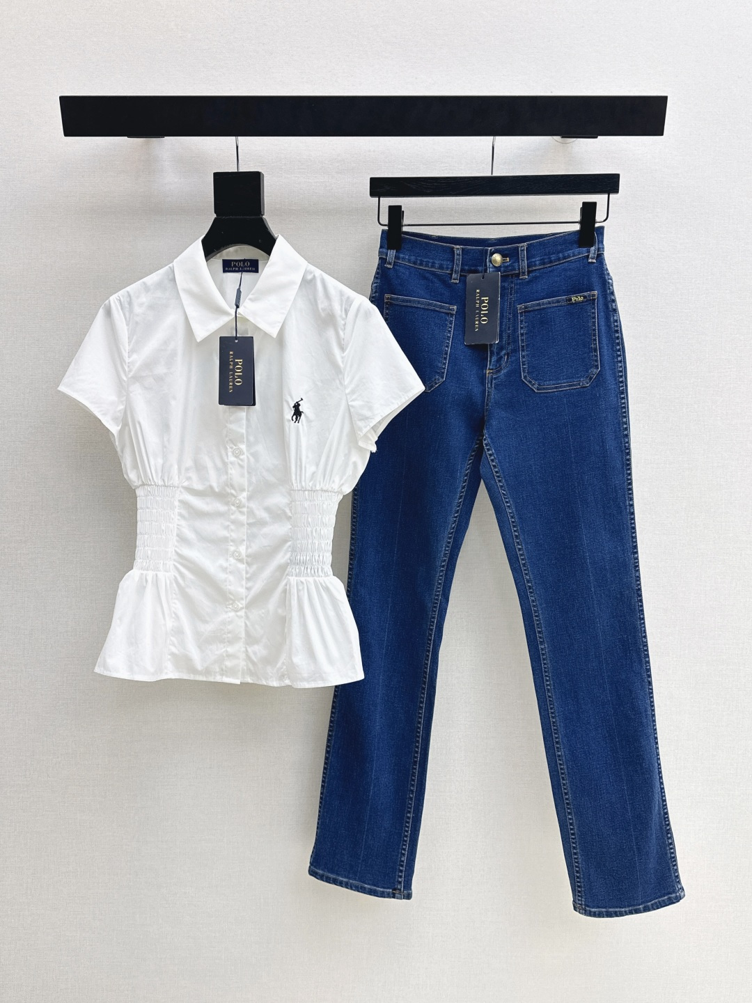 NO:838235,RL 26Ss————The latest style of spring and summer waist-cinching design shirt, a shirt that I like at first glance. French waist-cinching design. It hides the flesh and is more fashionable. I also love the design of the small pointed collar. This detail is special and eye-catching. It will make your figure look better when paired with it. Two colors are available for sale sml,, shirts,19860909RL 26Ss————春夏最新款打揽收腰设计衬衫一眼就喜欢的衬衫 法式打揽收腰设计 藏肉之余更是时髦感UPUP 小尖领的设计也是很爱 这种细节就足够特别和吸睛 搭配起来更加显身材 两色现货发售sml,,shirts,,Women's clothing