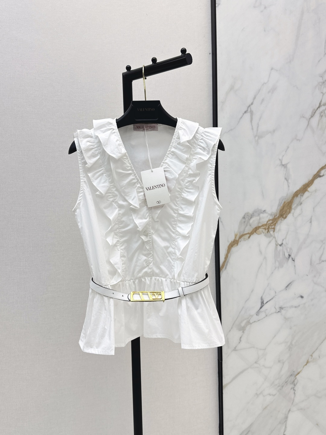 NO:838241,VLTN 26Ss————The latest style of retro playful sleeveless shirt in spring and summer. It is a very girly little top. Made of pure cotton. It is made of fungus pleated lace splicing design. It is retro and romantic. The delivery belt has a waist design. It has a sweet and cool girlish feel. The short cut makes you look taller. One color ready for sale sml,, shirts,19860909VLTN 26Ss————春夏最新款复古俏皮无袖衬衫很法很少女感的一款小上衣 纯棉材质 木耳边褶皱花边拼接设计 复古又浪漫 配送腰带收腰设计 甜酷少女感 短款剪裁更加显高起来 一色现货发售sml,,shirts,,Women's clothing