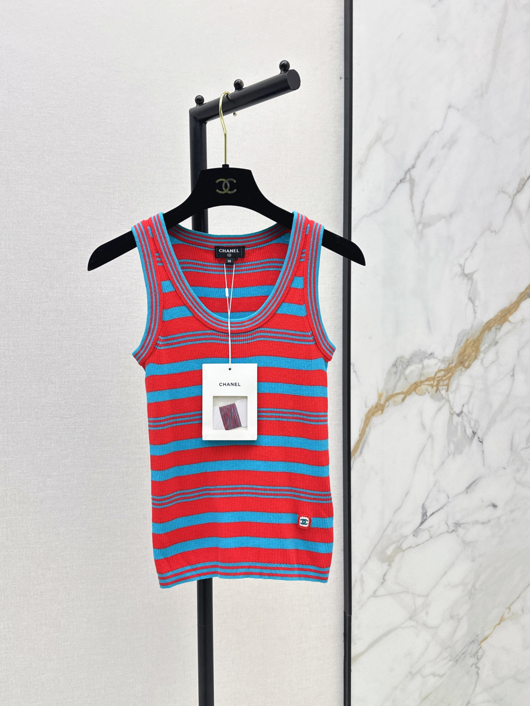 NO:838785,Vest, short sleeves, skirt C Home 26Ss————The latest beach series for spring and summer, Coco Beach, a series of striped vests + striped short sleeves + hip-covering skirts, customized hardware buttons, red, blue and white stripes, full of summer ocean atmosphere, soft knitted fabric, comfortable and breathable to wear, short sleeves + button placket design, exquisite details, island resort style, easy to create a casual summer look, perfect for daily travel and vacation, one color separates  Ready for sale sml,,chanel,skirts,T-shirt,19860909背心 短袖 半裙 C家 26Ss————春夏最新款沙滩系列Coco Beach一系列条纹背心+条纹短袖+包臀半裙定制五金纽扣 红蓝白三色条纹 夏日海洋氛围感满满 柔软针织面料 穿着舒适透气 短袖+纽扣开襟设计 细节精致 海岛度假风 轻松打造休闲夏日look 日常出行度假都超适合 一色分开发 现货发售sml,,chanel,skirts,T-shirt,,Women's clothing