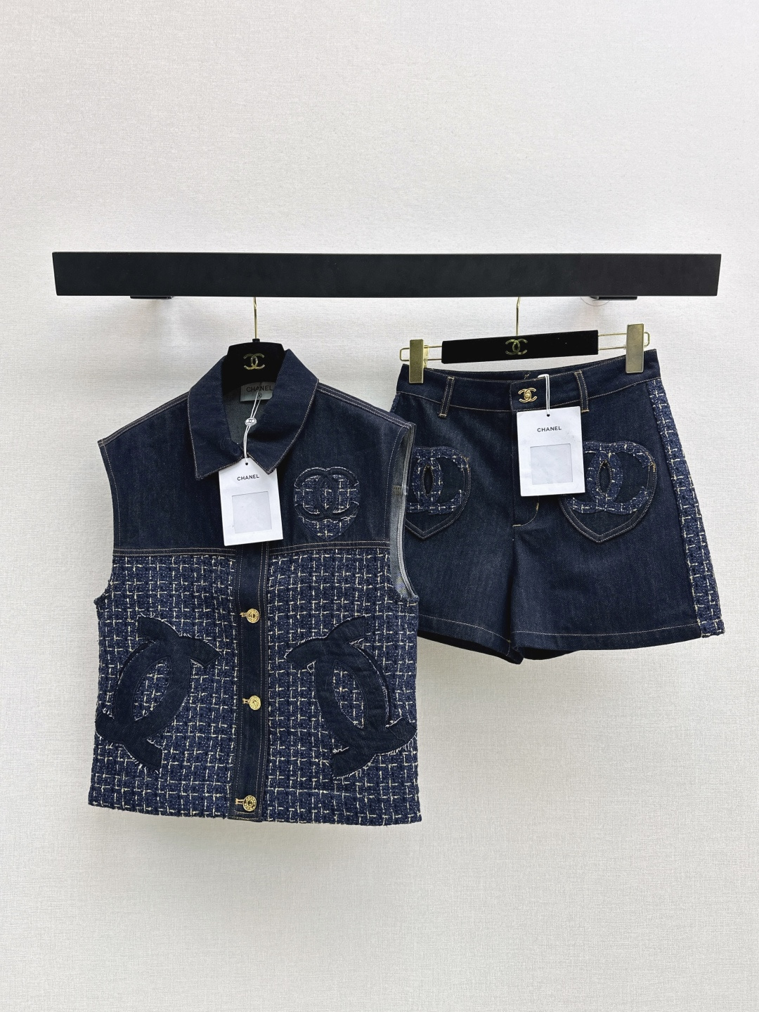 NO:838791,Jackets, trousers, vests, shorts, classic small style C home 26Ss————The latest denim series of spliced ​​woven fabrics for spring and summer. Jackets + trousers + vests + shorts. Can be combined and matched at will. Perfectly eye-catching. Must-have for daily use. Classic double C pattern decoration. Details online. Made of original color denim fabrics. Matched with woven fabrics of the same color. Design sense online. Developed in one color. Ready for sale sml,,chanel,shorts,jackets & coats,19860909外套 长裤 马甲 短裤 经典小香风 C家 26Ss————春夏最新款编织面料拼接设计牛仔系列 外套+长裤+马甲+短裤 可以随意组合搭配 妥妥吸睛王 日常时必备款 经典双C图案装饰 细节在线 采用原色牛仔面料 搭配同色系编织面料 设计感在线 一色分开发 现货发售sml,,chanel,shorts,jackets & coats,,Women's clothing