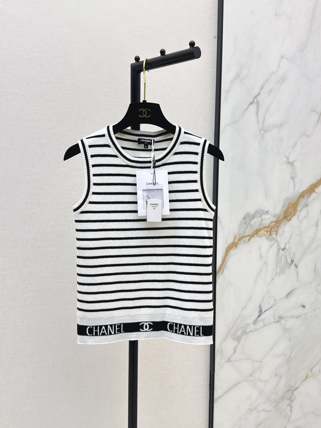NO:838797,C Home 26Ss - the latest spring and summer beach vacation series striped sleeveless sweater, super nice color, full of vacation feel, so photogenic, light and thin yarn, breathable upper body without stuffiness, slimming and hiding fat, first choice for vacation, two colors ready for sale sml,,chanel,19860909C家 26Ss——春夏最新款沙滩度假系列条纹无袖针织衫超好看的颜色 满满的度假Feel 拍照太出片了 轻薄纱线 上身透气不闷热 显瘦藏肉 度假首选 两色现货发售sml,,chanel,,Women's clothing