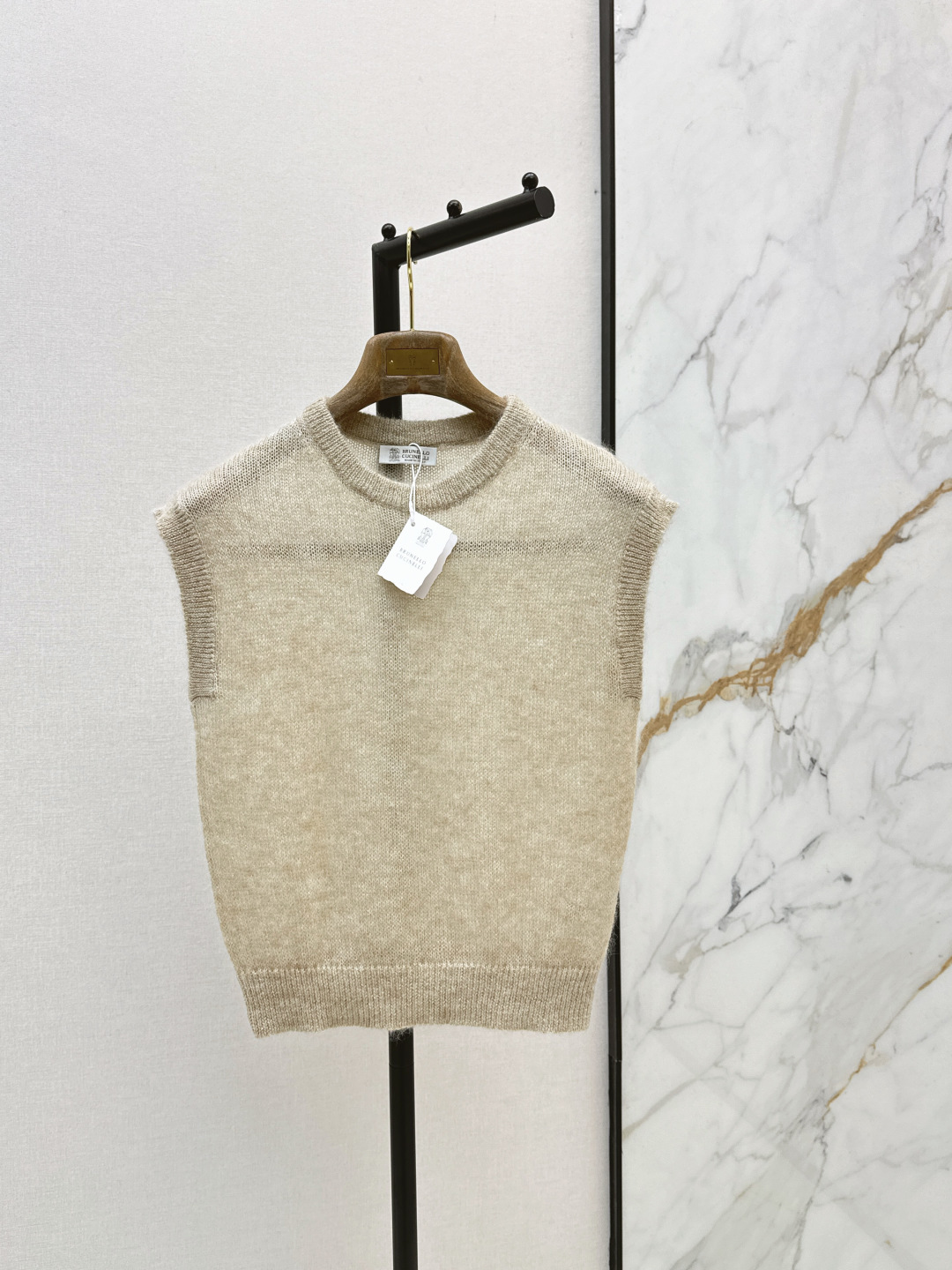 NO:885906,Bc 26Ss————The latest drop-shoulder minimalist knitwear for spring and summer. High-end walking style. Old money-style casual wear. Italian aesthetic color matching. The super-concealed drop-shoulder silhouette has a lazy and elegant temperament. It is classic and not flattering on the upper body and is super slim. Imported yarn creates a low-key and luxurious sense of high-end. One color ready for sale sml,,19860909Bc 26Ss————春夏最新款落肩极简风针织衫 行走的高定 老钱风休闲穿搭 意大利美学配色 超藏肉的落肩廓形版型慵懒气质随性优雅 经典不挑人上身超显瘦 进口纱线打造低调奢华的高级感 一色现货发售sml,,,Women's clothing