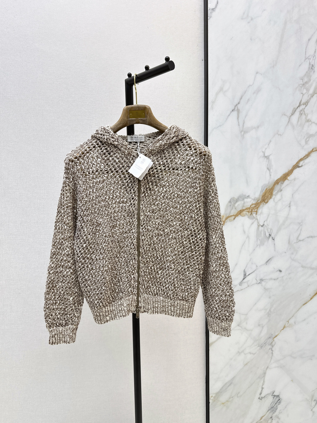 NO:885923,Bc 26Ss————The latest hollow hooded knitted jacket for spring and summer. The yarn is mixed with sequins. It is sparkling and beautiful. This year’s old-money style outfit is light and breathable and is very suitable for summer wear. The design of the sleeves is very good at covering the body. Crochet and sequins are the finishing touch of the whole dress. The simpler, the more noble. This year’s BC is really true to the heart. Isshiki ready-made sml,, jackets & coats, hats,19860909Bc 26Ss————春夏最新款镂空连帽针织外套纱线夹杂着珠片 波光粼粼 实物很美 今年的老钱风穿搭 轻盈透气很适合夏季穿搭 袖子的设计很好的盖住拜拜肉 钩花与珠片都是整件衣服的点睛之笔 越简单越高贵 今年的BC真是做到心里去了 一色现货发售sml,,jackets & coats,hats,,Women's clothing