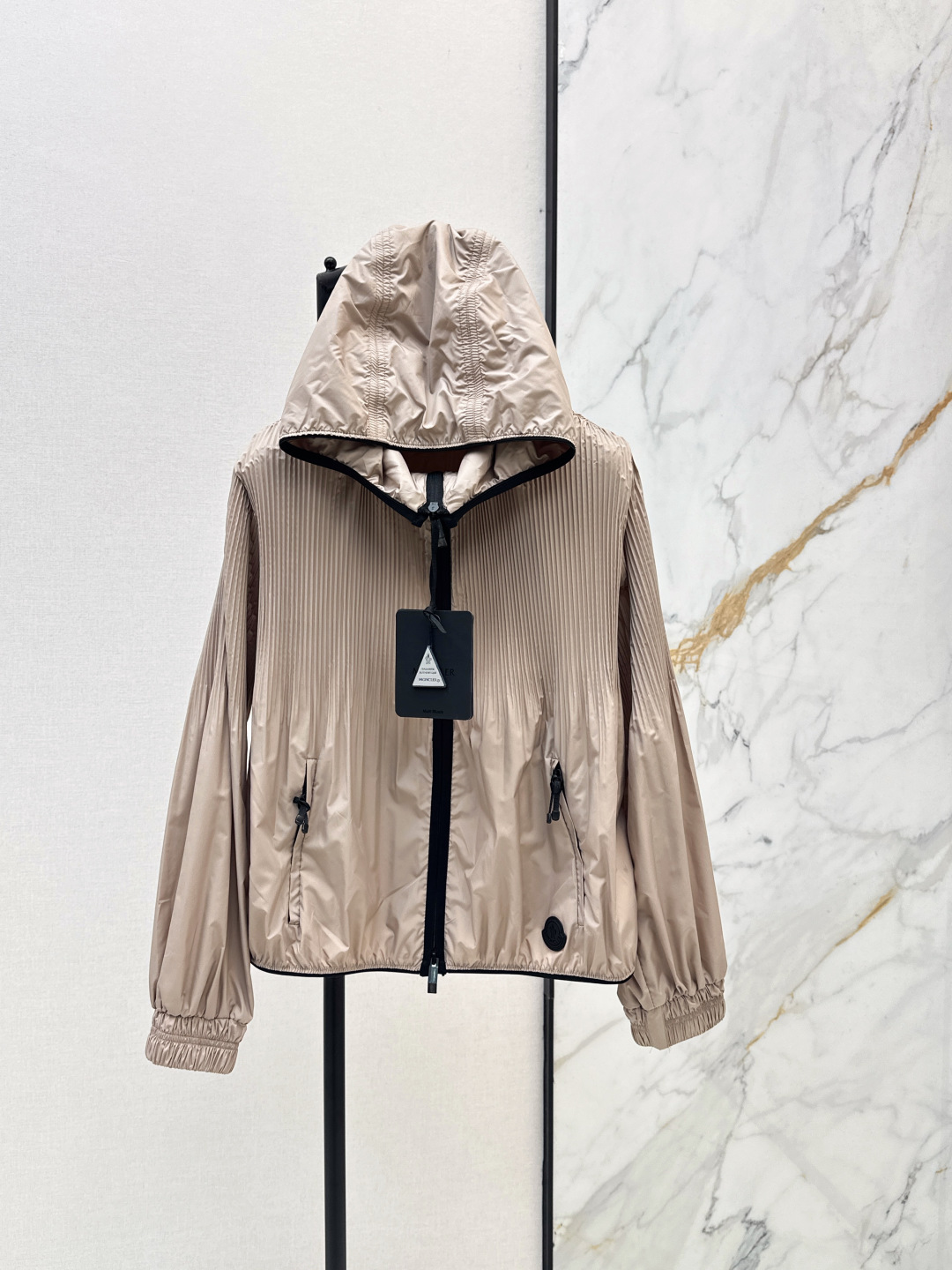 NO:838827,MC 26Ss————The latest hooded windbreaker jacket for spring and summer is light and practical. It is a basic item in the daily wardrobe. It is made of transparent windbreaker fabric and has a handsome and fashionable style. Three colors are on sale in stock 0/1/2 /,,jackets & coats,hats,19860909MC 26Ss————春夏最新款连帽风衣外套轻盈而实用 是日常衣橱的基础款单品 采用通透的风衣面料 帅气时髦范儿 三色现货发售0/1/2 /,,jackets & coats,hats,,Women's clothing
