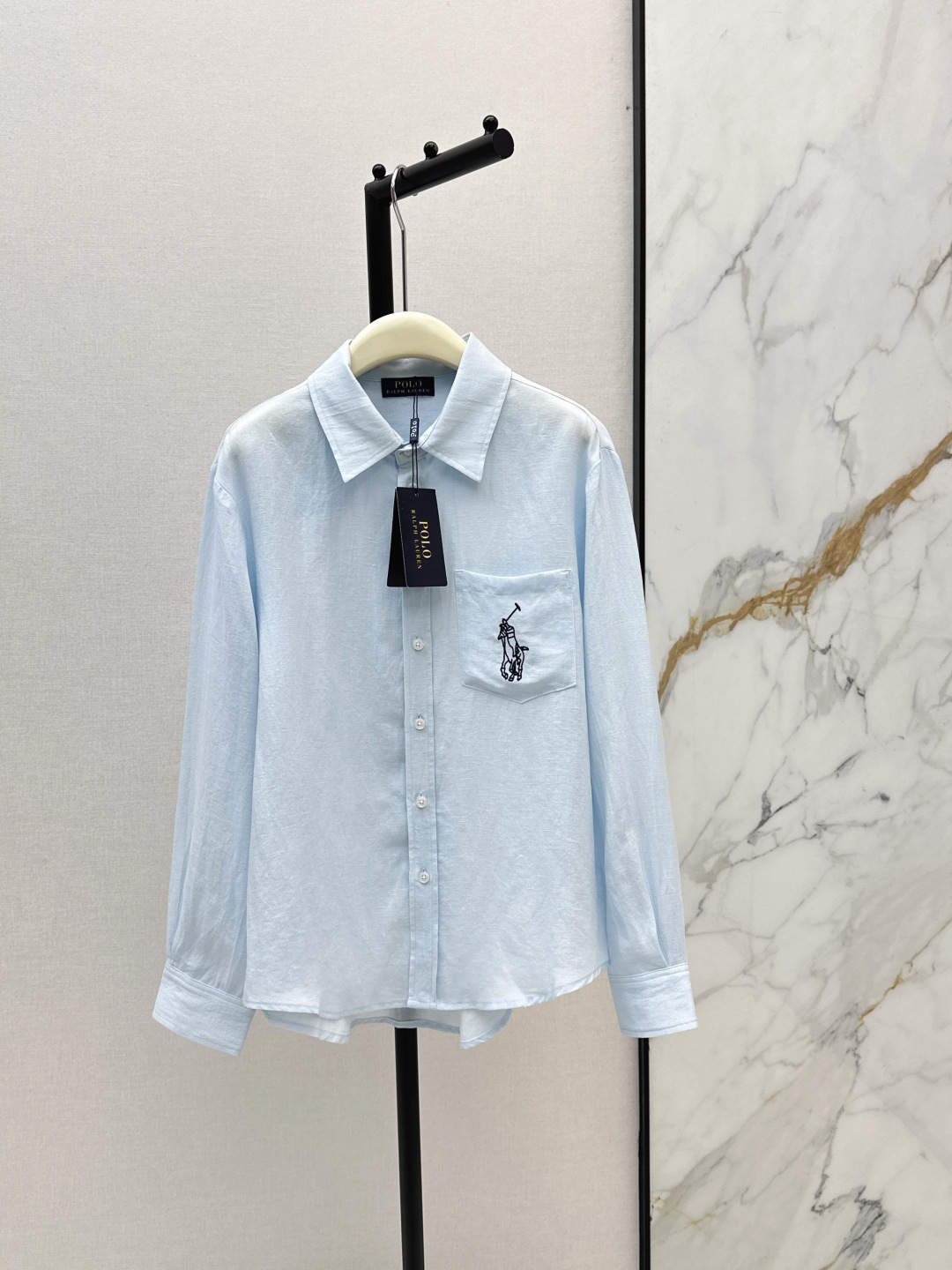 NO:838837,Recommended hot item: RL 26Ss - the latest series of patterned embroidered linen shirts for spring and summer. Casual and lazy style. It has a fashionable holiday style. It is great for taking pictures. It is made of linen fabric. It has good breathability and is very comfortable to the body. It is a must-have item for daily concave shapes. It can also be worn as a sun protection jacket. Two colors are available for sale now. SML, jackets & coats, shirts,19860909爆单款推荐 RL 26Ss————春夏最新款最新系列图案刺绣亚麻衬衫 休闲慵懒范 自带度假风时髦属性 拍照太出片了 采用亚麻面料 透气性很好 贴身也很舒服 是日常凹造型的必备单品 也可以当防晒外套穿哦 两色现货发售sml,,jackets & coats,shirts,,Women's clothing