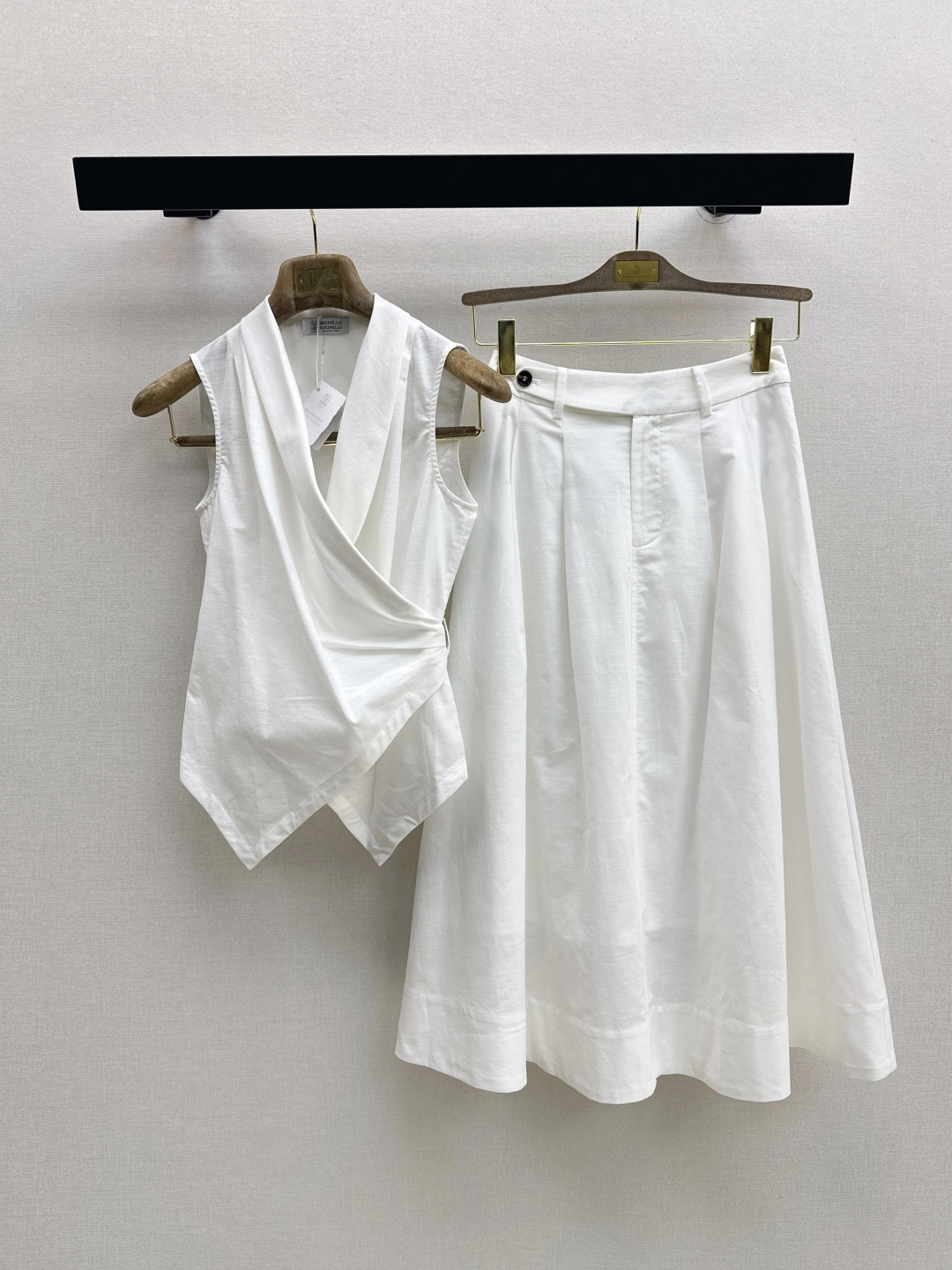 NO:838853,Top Skirt Bc 26Ss - The latest high-intellectual minimalist style suit for spring and summer. Linen wrap-style waist sleeveless top + high-waisted pleated A-line mid-length skirt. It adopts a wrap-style V-neck design. Cross-pleat pleat tailoring has a slimming effect. The overall shape of the skirt is very tolerant to the waist, abdomen and crotch. The wide-edge seaming process at the hem makes the skirt shape more crisp. The length is just right to the middle of the calf and the upper body has an elegant temperament.  Linen blended fabric is breathable and skin-friendly. It has a great drape. The upper body has a cool atmosphere. The two colors are developed separately. Ready for sale sml,,skirts,19860909上衣 半裙Bc 26Ss————春夏最新款高智感极简风套装亚麻围裹式收腰无袖上衣 +高腰捏褶A字中长款半裙 采用围裹式V领设计 交叉褶皱收褶剪裁自带显瘦效果 半裙整体版型对腰腹和胯部的包容度超高 下摆的宽边压缝工艺让裙型更挺括 长度刚好到小腿中部上身自带优雅气质 亚麻混纺面料透气亲肤 垂坠感超棒 上身自带清冷氛围感 两色分开发 现货发售sml,,skirts,,Women's clothing