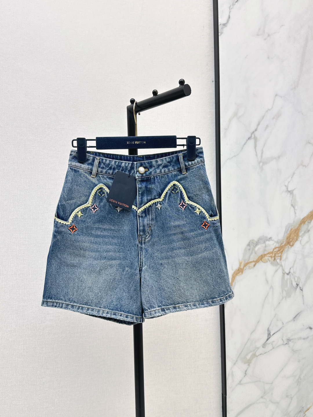 NO:839314,L's 26Ss————Chun Xia Zhen's latest heavily embroidered denim shorts are produced in a high version~Super fashionable. The unique color tone on the upper body is cool and sassy. The texture is fine and the cotton feels natural. It has a muscular feel and is super beautiful. The details and workmanship are super good. One color ready for sale sml,, louis vuitton, shorts,19860909L家 26Ss————春夏珍最新款重磅刺绣牛仔短裤高版出品～超时髦 个性色调上身又酷又飒爽 纹理细腻棉感自然 有筋骨感超级漂亮 细节做工超级好 一色现货发售sml,,louis vuitton,shorts,,Women's clothing
