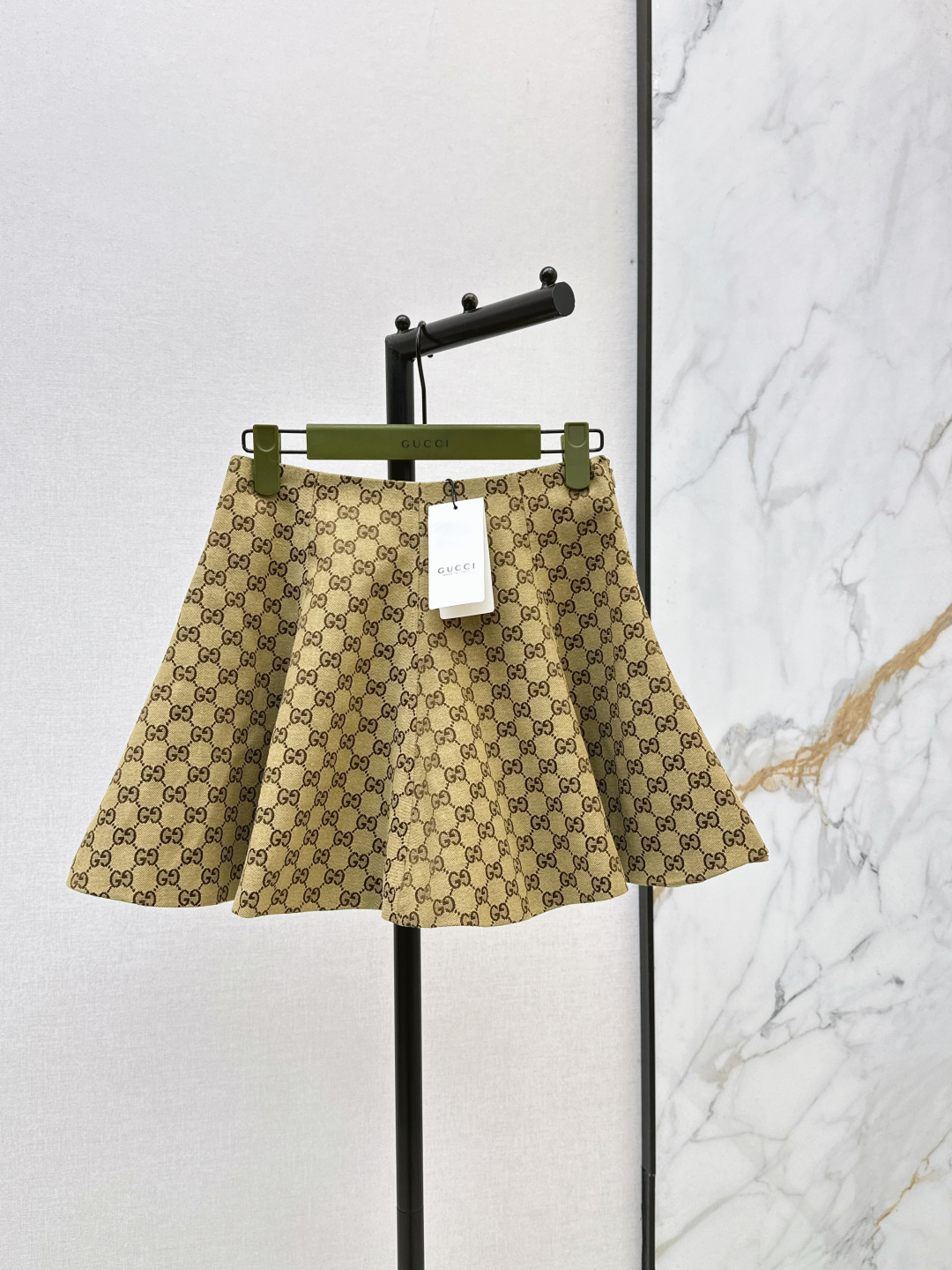 NO:839324,Gu 26Ss————The latest spring and summer Vintege style double G presbyopic pattern skirt. Super versatile. The version is a three-dimensional umbrella design. The upper body is three-dimensional and stylish. It is super age-reducing and retro and elegant. It can be matched with all T-shirts or shirts. It is retro and stylish. The skirt shape is super good. One color is available in stock smlxl,,skirts,shirts,tees,t-shirt,19860909Gu 26Ss————春夏最新款Vintege风格双G老花图案半裙 超级百搭 版型是立体伞状设计 上身立体有型 超级减龄又复古优雅 可以搭配一切的T恤或者衬衫 复古有型 裙型超好 一色现货发售smlxl,,skirts,shirts,tees，t-shirt,,Women's clothing