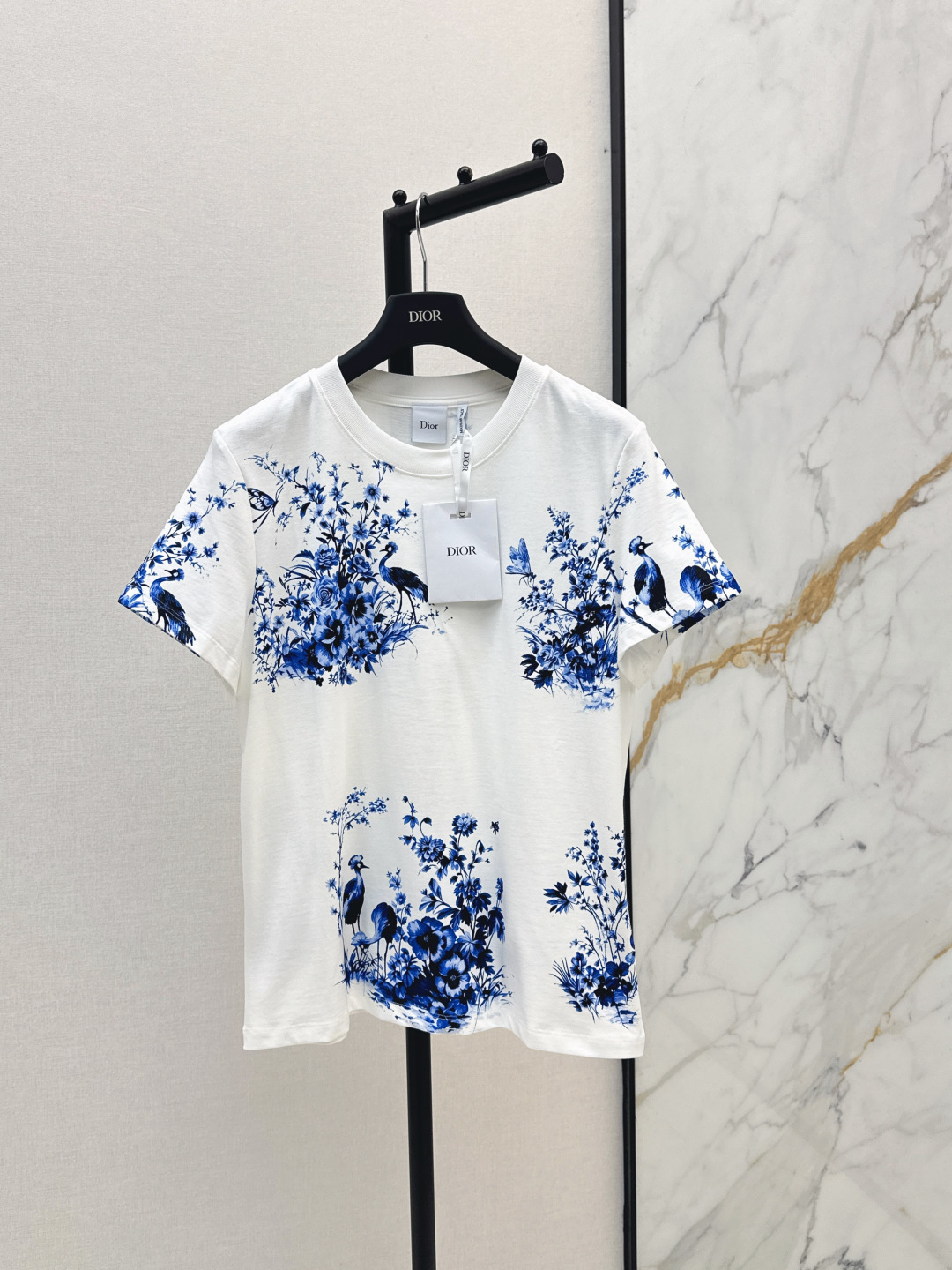 NO:839334,CD 26Ss————The latest blue and white porcelain printed round neck T-shirt for spring and summer. It is very dense and feels super good. It is a really hard-working one. The details are perfect. The regular version. The upper body is not picky at all. It is simple and generous. It instantly enhances the temperament. One color ready for sale sml, tees, t-shirt,19860909CD 26Ss————春夏最新款青花瓷印花圆领T恤 密度很高手感超好 真的费劲心血的一款 细节完美 常规版型 上身完全不挑人简单大方 瞬间提升气质 一色现货发售sml,,tees，t-shirt,,Women's clothing