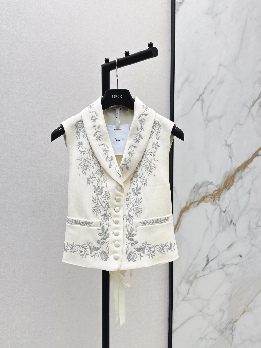 NO:839338,CD 26Ss————The latest elegant lady-style vest jacket for spring and summer. Full of heavy floral embroidery. Full of sincerity. A rare one. Soft, delicate and super stylish. One color ready for sale smlxl,,jackets & coats,19860909CD 26Ss————春夏最新款优雅lady气质马甲外套 满幅重磅花卉刺绣 诚意满满 不可多得的一款 柔软细腻超有型 一色现货发售smlxl,,jackets & coats,,Women's clothing