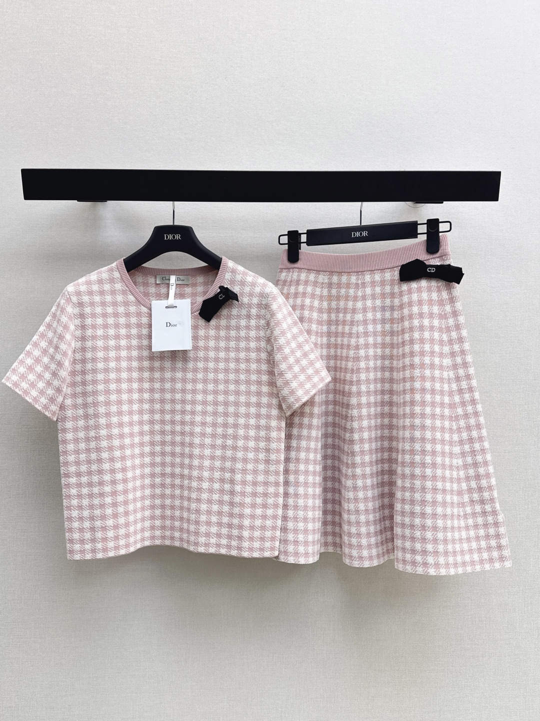 NO:839343,Tops Skirts CD 26Ss - The latest spring and summer age-reducing pink houndstooth suit bow-decorated round neck short-sleeved sweater + umbrella skirt Pink and white color ~ houndstooth pattern elements Super gentle and whitening and reducing age. You don't have to worry about matching in one outfit Black bow embellishment on the collar Full sense of detail Elegant and playful Daily wear can be easily handled on dates and parties Feeling like a million dollars One color separates Ready for sale sml, skirts, T-shirt,19860909上衣 半裙 CD 26Ss————春夏最新款减龄粉色千鸟格套装蝴蝶结装饰圆领短袖针织衫+伞状半裙 粉白配色～千鸟格纹元素 超级温柔显白减龄 一套穿搭不愁搭配 领口黑色蝴蝶结点缀 细节感满分 优雅又俏皮 日常穿搭 约会聚会都可以轻松拿捏 千金感 一色分开发 现货发售sml,,skirts,T-shirt,,Women's clothing