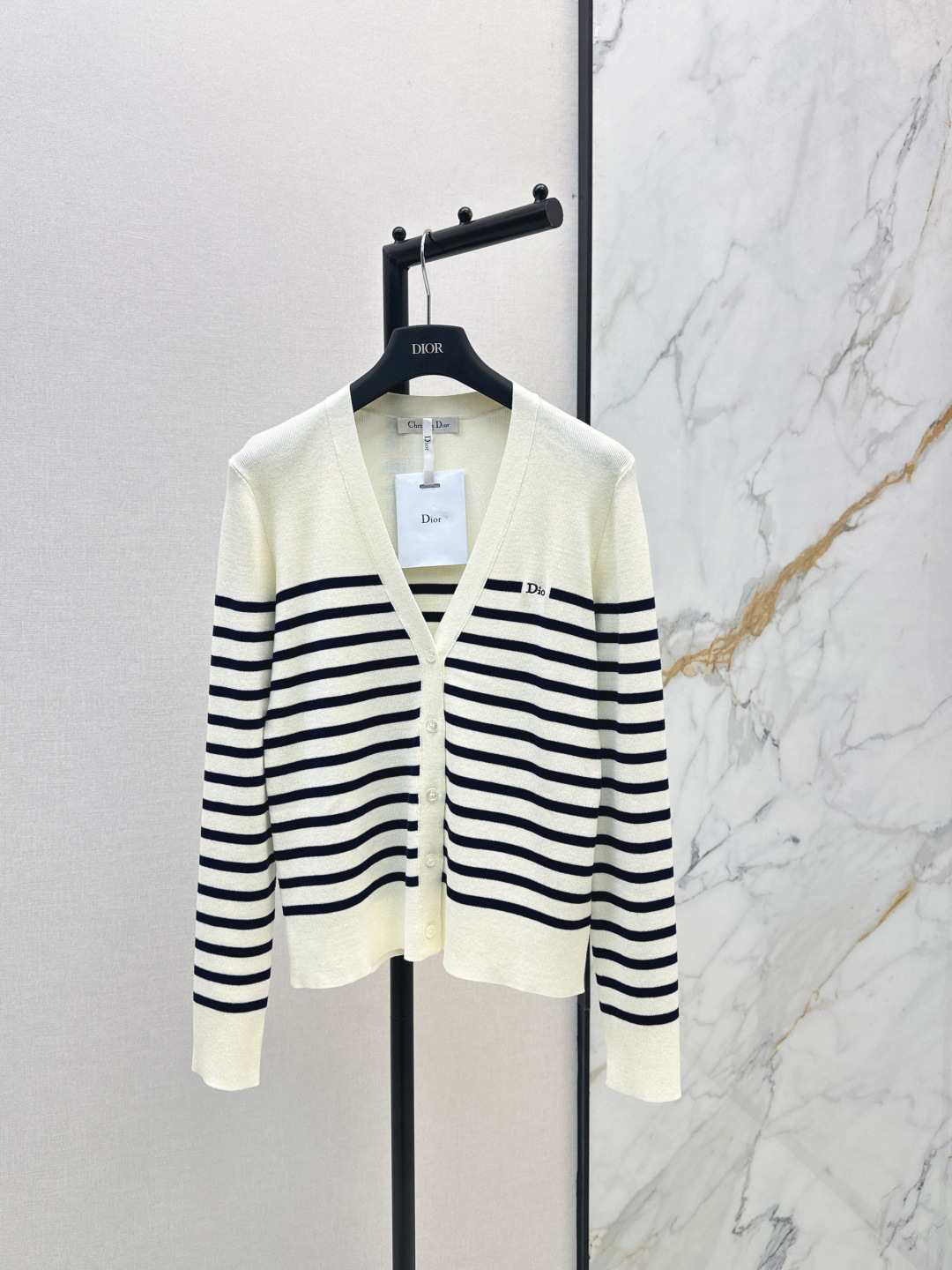 NO:839348,CD 26Ss————The latest spring and summer MissD navy style striped knitted V-neck cardigan. Stripe control’s favorite and versatile item. The original imported yarn texture is soft, delicate, breathable and comfortable. The classic version makes the upper body slimmer. The positioning woven logo is elegant and fashionable. A must-have item for Bai Fumei. One color ready for sale sml,,19860909CD 26Ss————春夏最新款MissD 海军风条纹针织V领开衫 条纹控最爱百搭单品 原版进口纱线质感柔软细腻透气舒适 经典版型上身巨显瘦 定位提织logo优雅又时髦气质单品 白富美必入 一色现货发售sml,,,Women's clothing