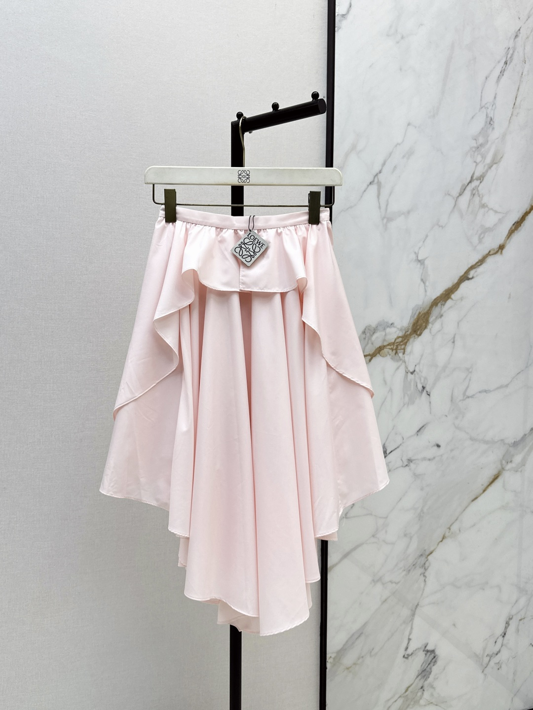 NO:839367,loe 26Ss————The latest irregular and age-reducing pink skirt in spring and summer. A very thoughtful one. The upper body is cool and sassy. It is made of customized high-quality fabrics. The texture is fine and the cotton feels natural. It is muscular yet soft. It is neat and three-dimensional. It is recommended to match a set with the same color. It is available in stock from smlxl, loewe, skirts,19860909loe 26Ss————春夏最新款不规则减龄粉色系半裙 非常用心的一款 上身又酷又飒爽 采用定制高品质面料 纹理细腻棉感自然,既有筋骨感又不失柔软 利落立体剪裁 推荐一套搭配一色现货发售smlxl,,loewe,skirts,,Women's clothing