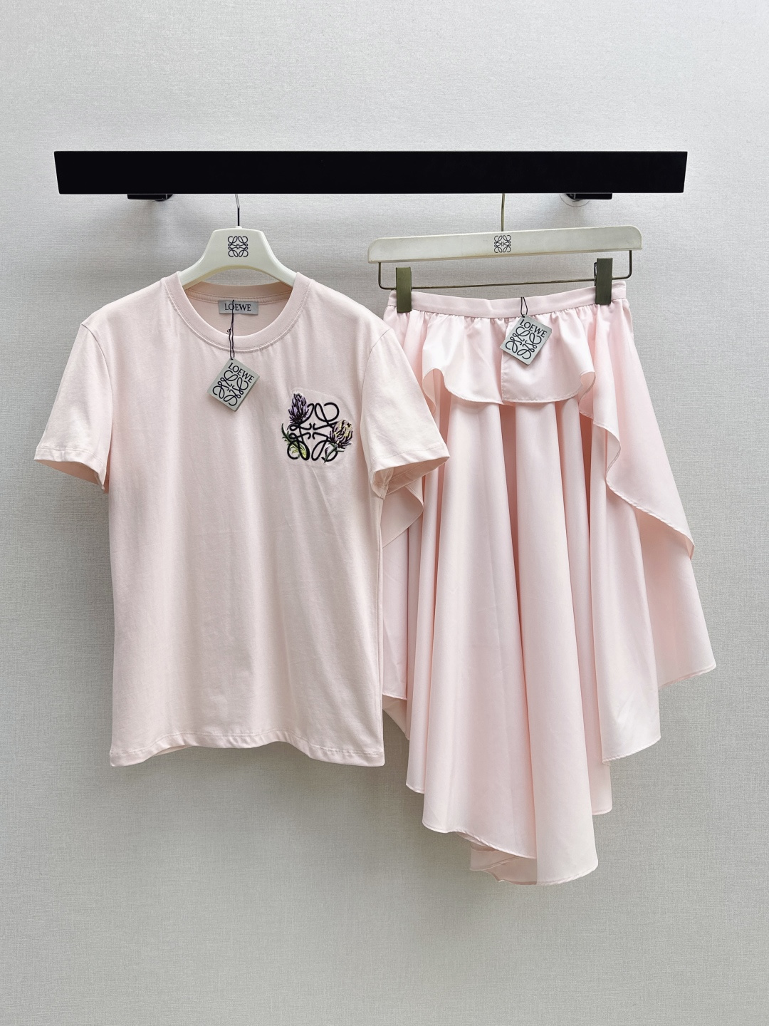 NO:839372,Loe 26Ss————The latest spring and summer logo embroidered round neck T-shirt is very dense and feels super good. It is really a hard-working one. The details are perfect. The regular version. The upper body is not picky at all. It is simple and generous. Instantly enhances the temperament. One color ready for sale sml, loewe, tees, t-shirt,19860909Loe 26Ss————春夏最新款logo刺绣圆领T恤密度很高手感超好 真的费劲心血的一款 细节完美 常规版型 上身完全不挑人简单大方 瞬间提升气质 一色现货发售sml,,loewe,tees，t-shirt,,Women's clothing