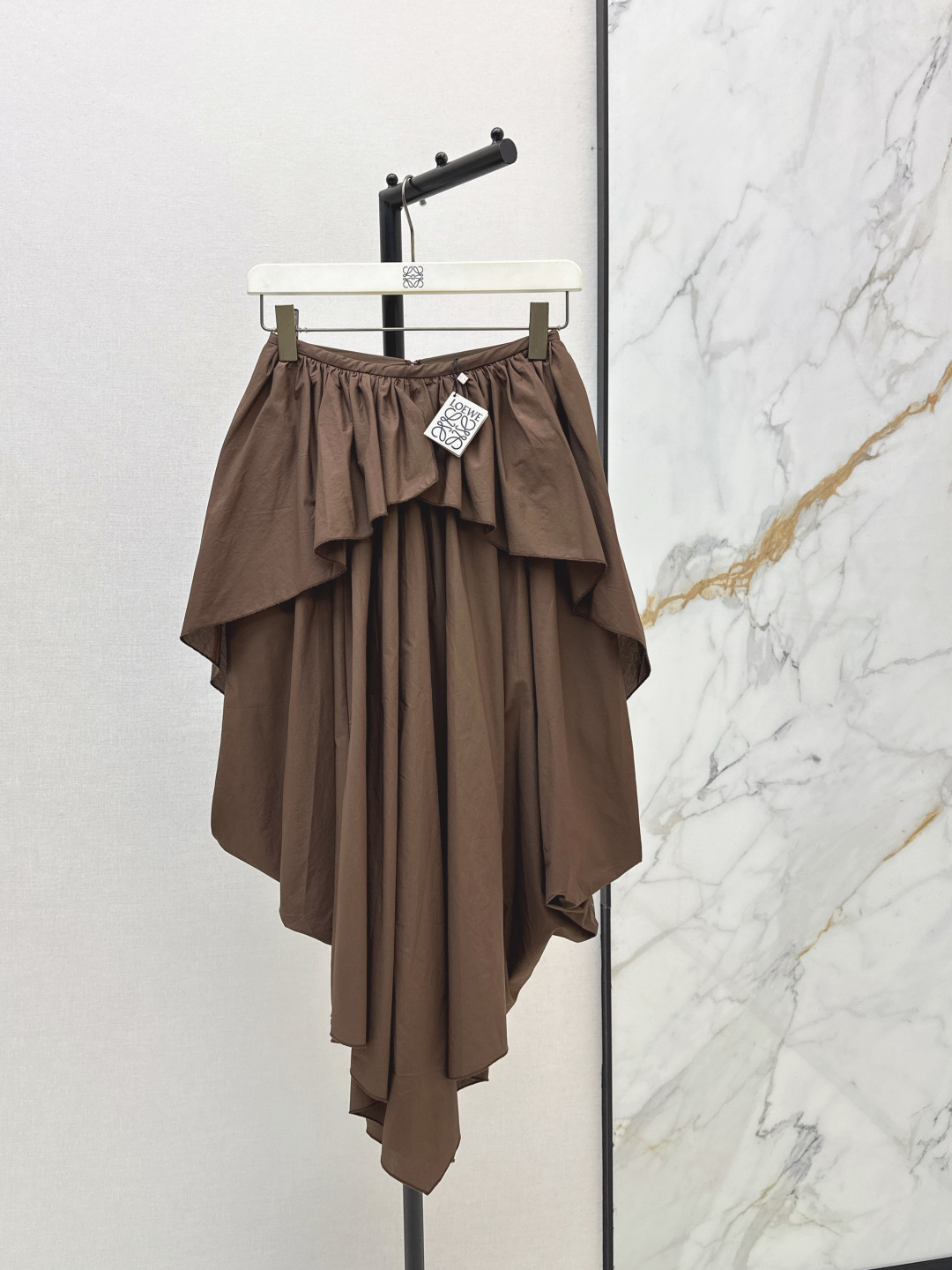 NO:839380,Loe 26Ss————The latest spring and summer style irregular pleated puffy skirt with layered curvature tailoring and asymmetrical drape skirt design is casual and fashionable ~ 100% cotton poplin fabric. Two colors available for sale sml,,loewe,skirts,19860909Loe 26Ss————春夏最新款不规则褶皱蓬蓬半身裙层次弧度剪裁不对称垂坠裙摆设计随性时髦～百分百棉府绸面料 两色现货发售sml,,loewe,skirts,,Women's clothing