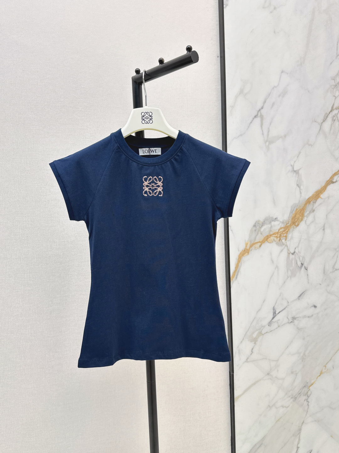 NO:839384,Loe 26Ss————The latest spring and summer logo embroidered round neck T-shirt is very dense and feels super good. It is a really hard-working one. The details are perfect. The regular version. The upper body is not picky at all. It is simple and generous. It instantly enhances the temperament. Two colors are available in stock, sml, loewe, tees, t-shirt,19860909Loe 26Ss————春夏最新款logo刺绣圆领T恤密度很高手感超好 真的费劲心血的一款 细节完美 常规版型 上身完全不挑人简单大方 瞬间提升气质 两色现货发售sml,,loewe,tees，t-shirt,,Women's clothing