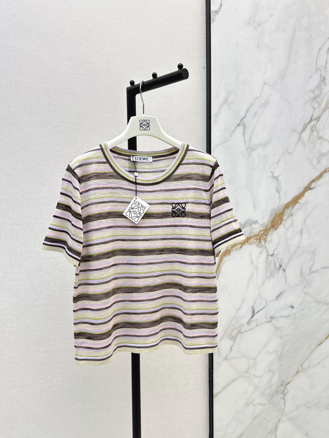 NO:839388,Loe 26Ss————The latest style of spring and summer hollow woven stripes, a series of vests + round neck + cardigan, the texture is very good, but the basic details are perfect. The logo on the chest is low-key and noble. Close your eyes and wear it alone. The inner layer is clean and refreshing. The black is slimming. One color is available for sale sml,, loewe,19860909Loe 26Ss————春夏最新款镂空提织条纹一系列背心+圆领+开衫版型质感都很绝 基础细节却满分 胸前logo低调又显贵 闭眼入 单穿内搭都干净清爽 黑色显瘦一绝 一色现货发售sml,,loewe,,Women's clothing